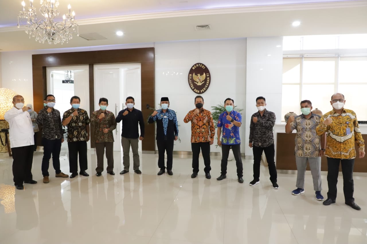 Jakarta (11/2) - Menteri Kelautan dan Perikanan Sakti Wahyu Trenggono melakukan audiensi dengan Himpunan Nelayan Seluruh Indonesia (HNSI) Kota Tegal yang datang bersama Wakil Walikota Tegal