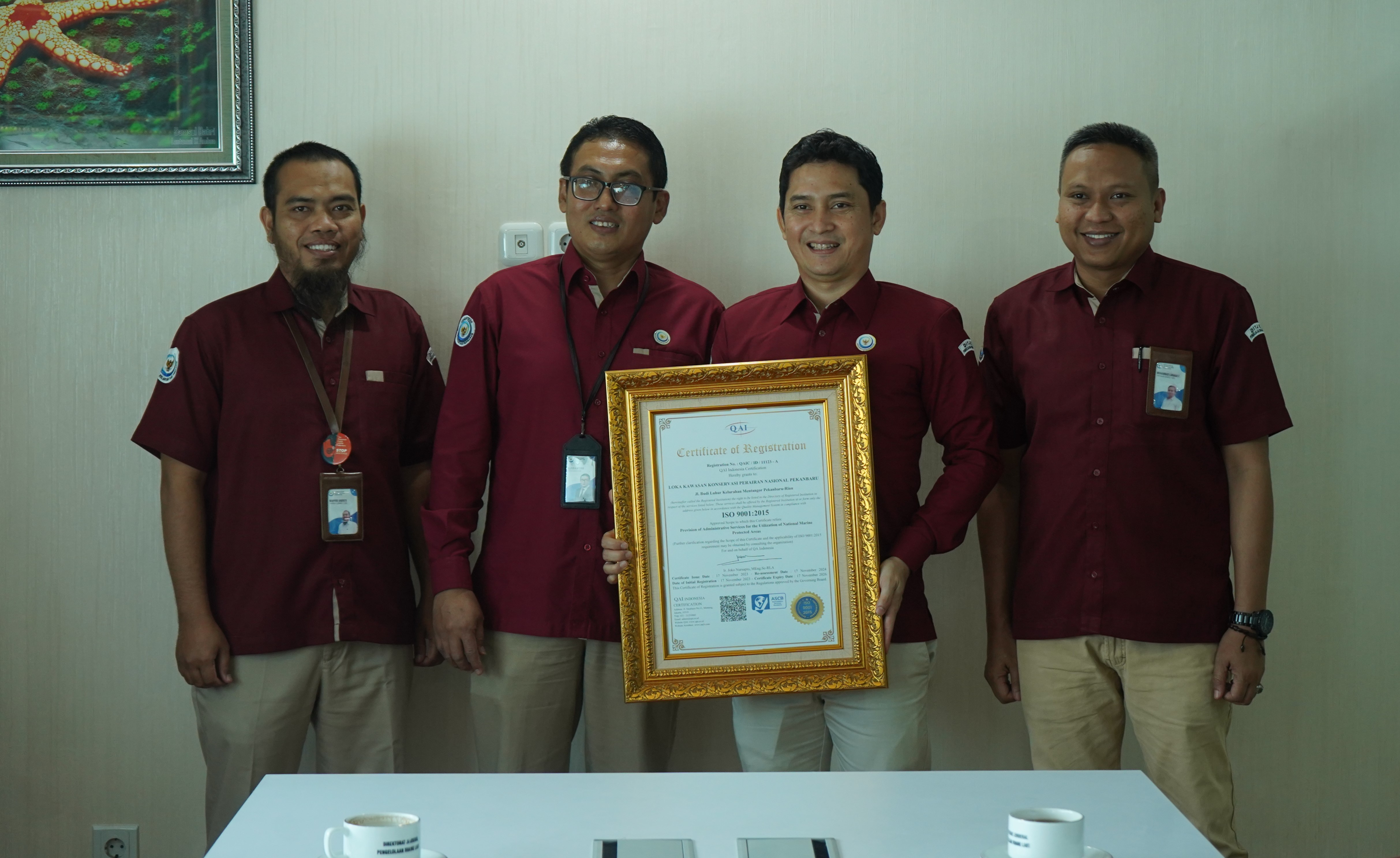 Penyerahan sertifikat ISO 9001:2015 dari PT. QAI Indonesia kepada LKKPN Pekanbaru
