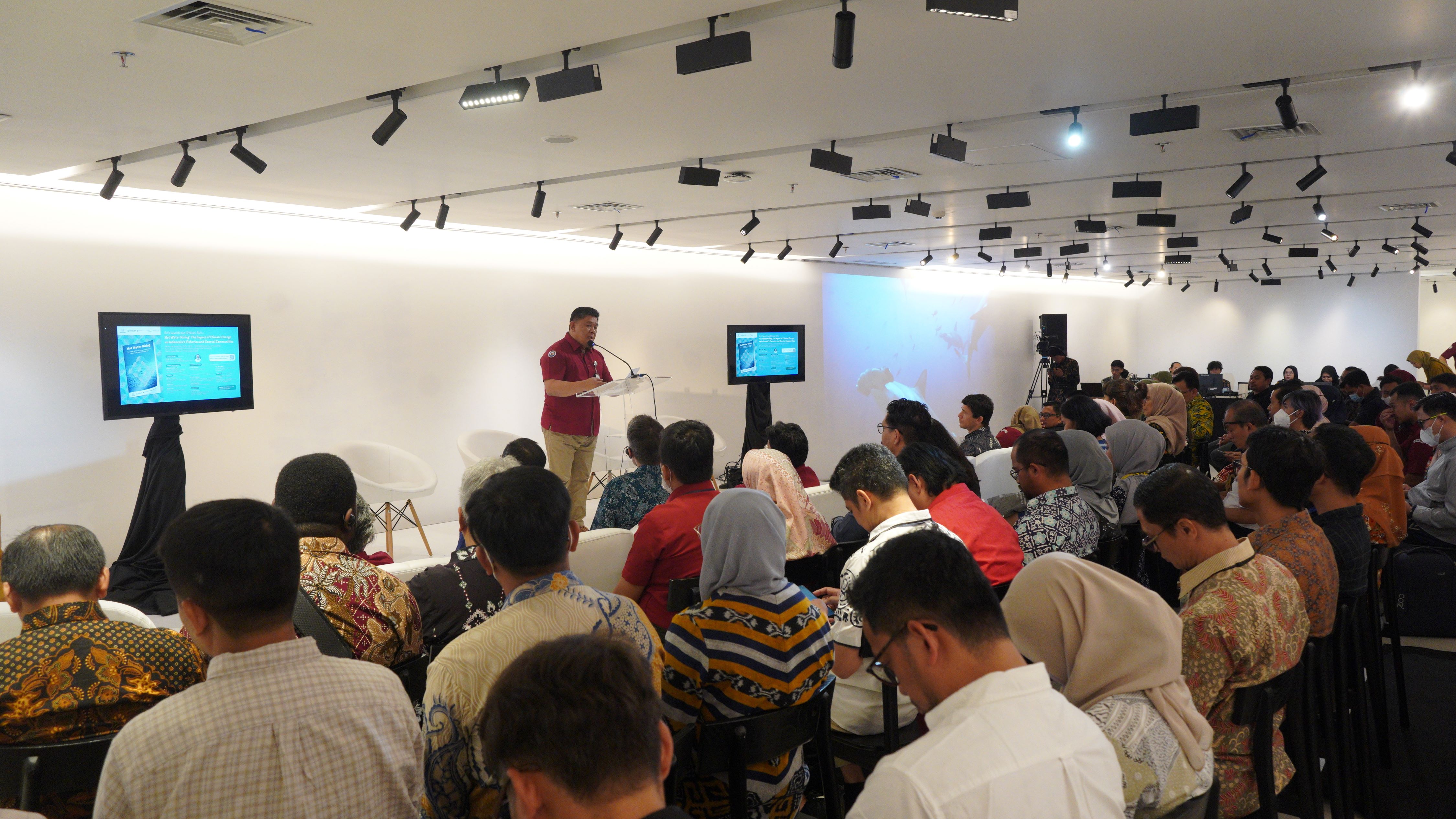 Soft Launch dan Diskusi Buku Hot Water Rising : The Impact of Climate Change on Indonesia’s Fisheries and Coastal Communities, Jakarta (26/9).