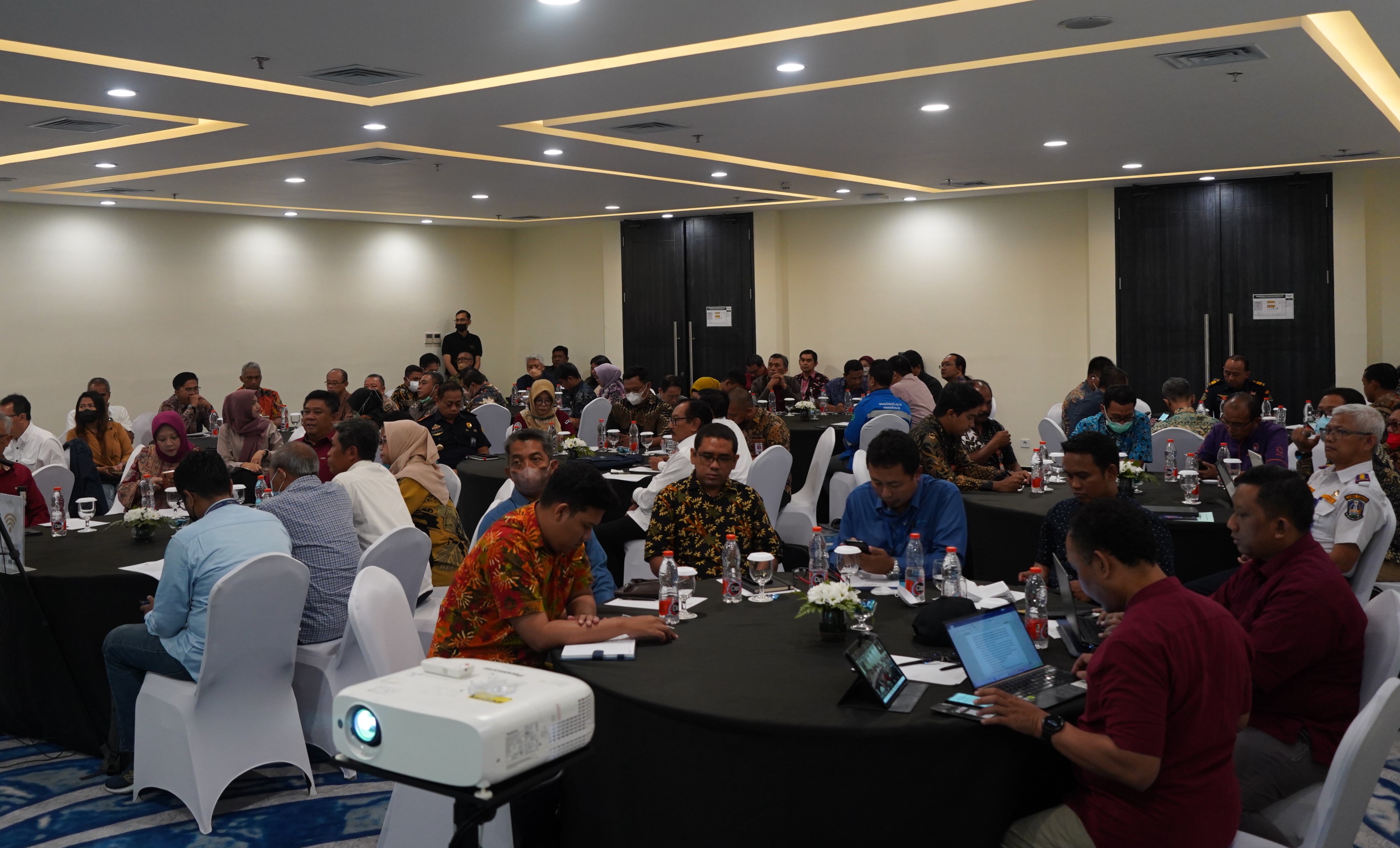 Focus Group Discussion (FGD) terkait Penyesuaian Tarif PNBP PKKPRL, Surabaya (4 /5).