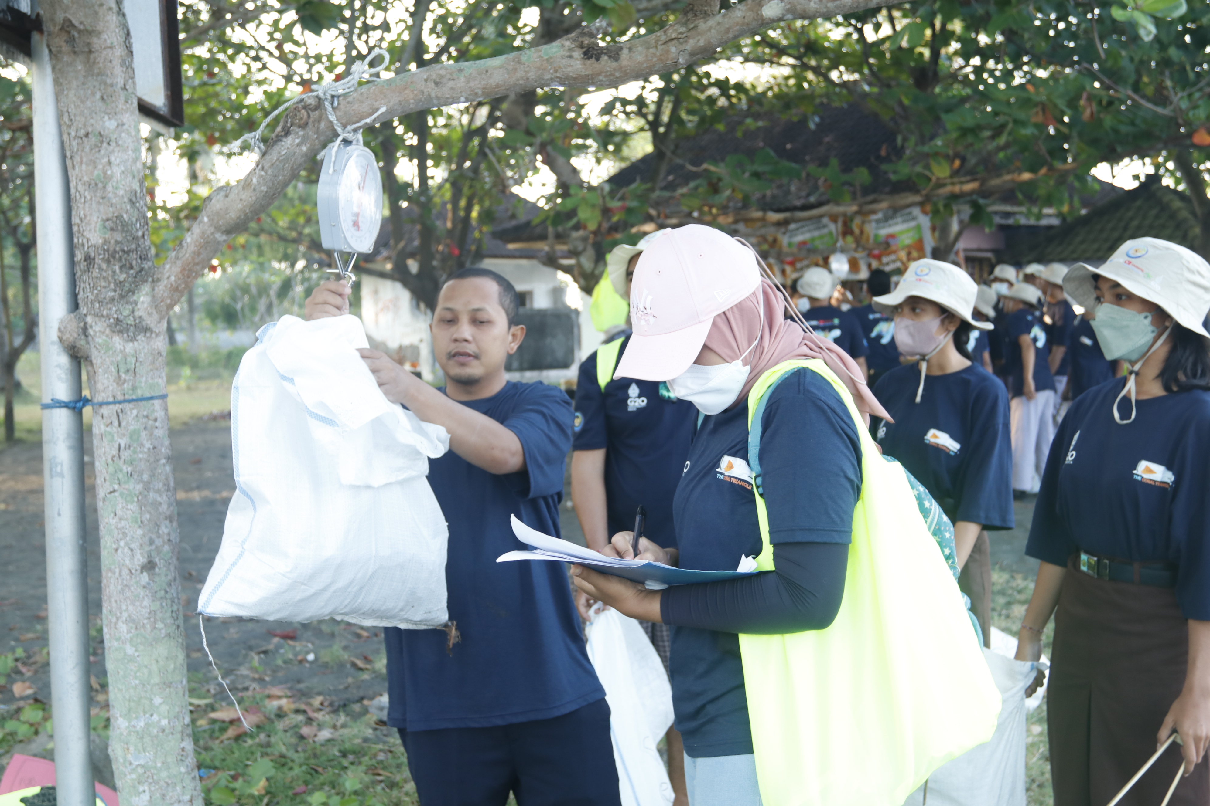 Gerakan Bersih Pantai dan Laut/GBPL dalam rangka Coral Triangle Day di Pantai Perancak - Bali (29/7).