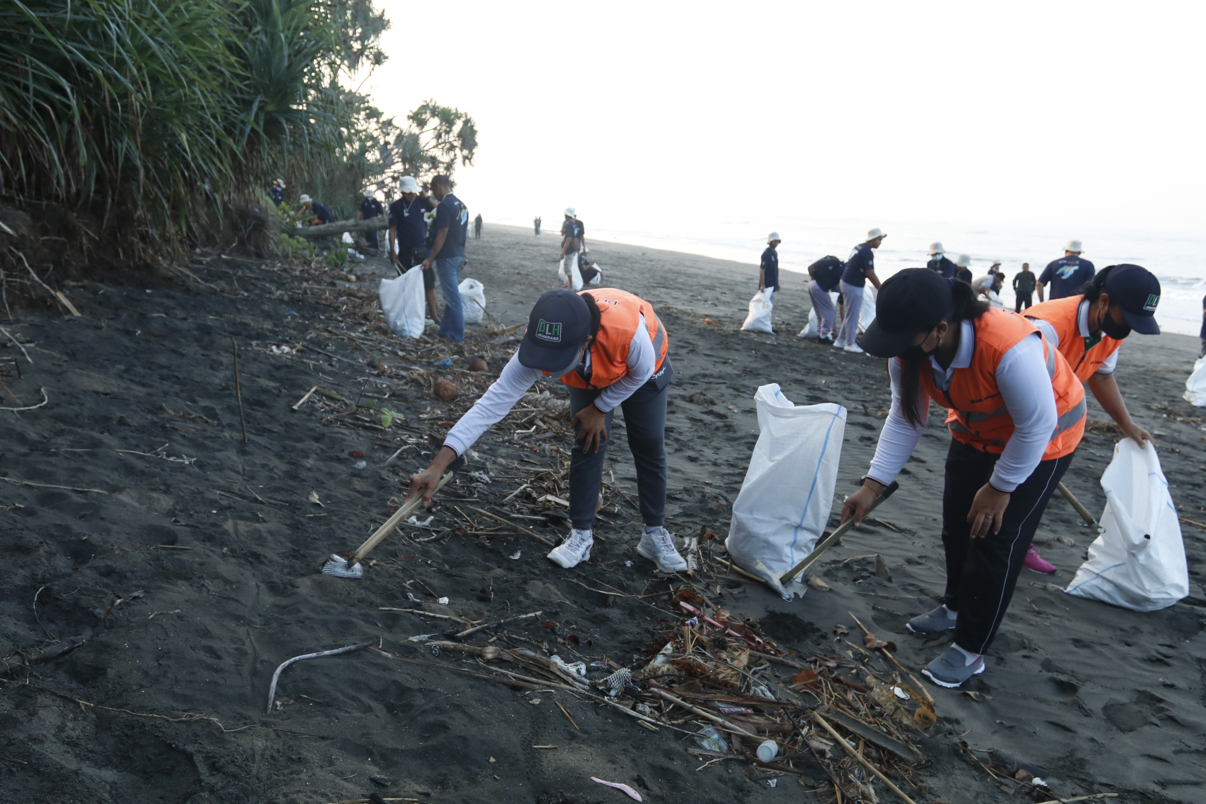 Gerakan Bersih Pantai dan Laut/GBPL dalam rangka Coral Triangle Day di Pantai Perancak - Bali (29/7).