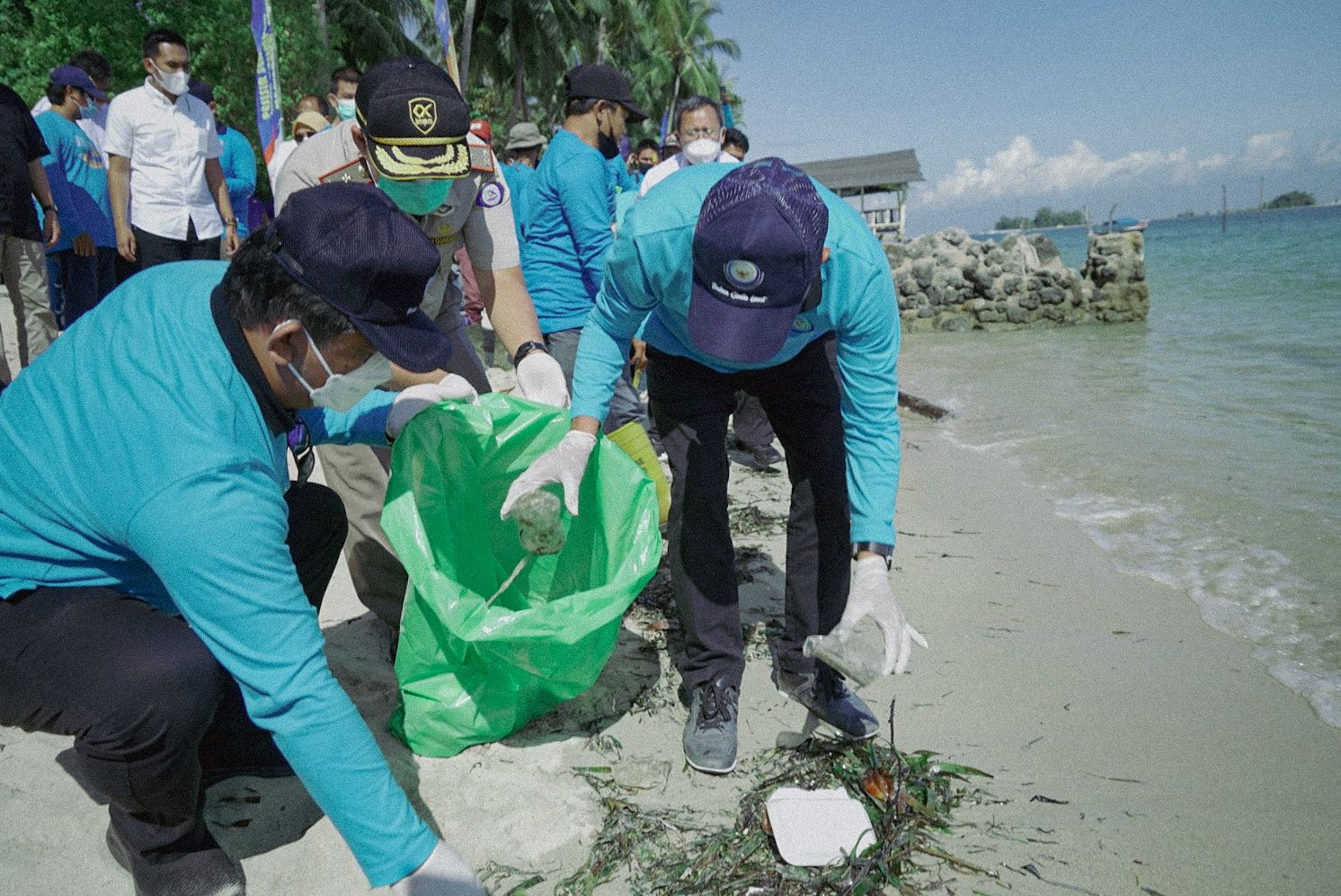 Gerakan Bersih Pantai dan Laut (GBPL) di Pantai Nongsa, Kota Batam, Kamis (17/3)