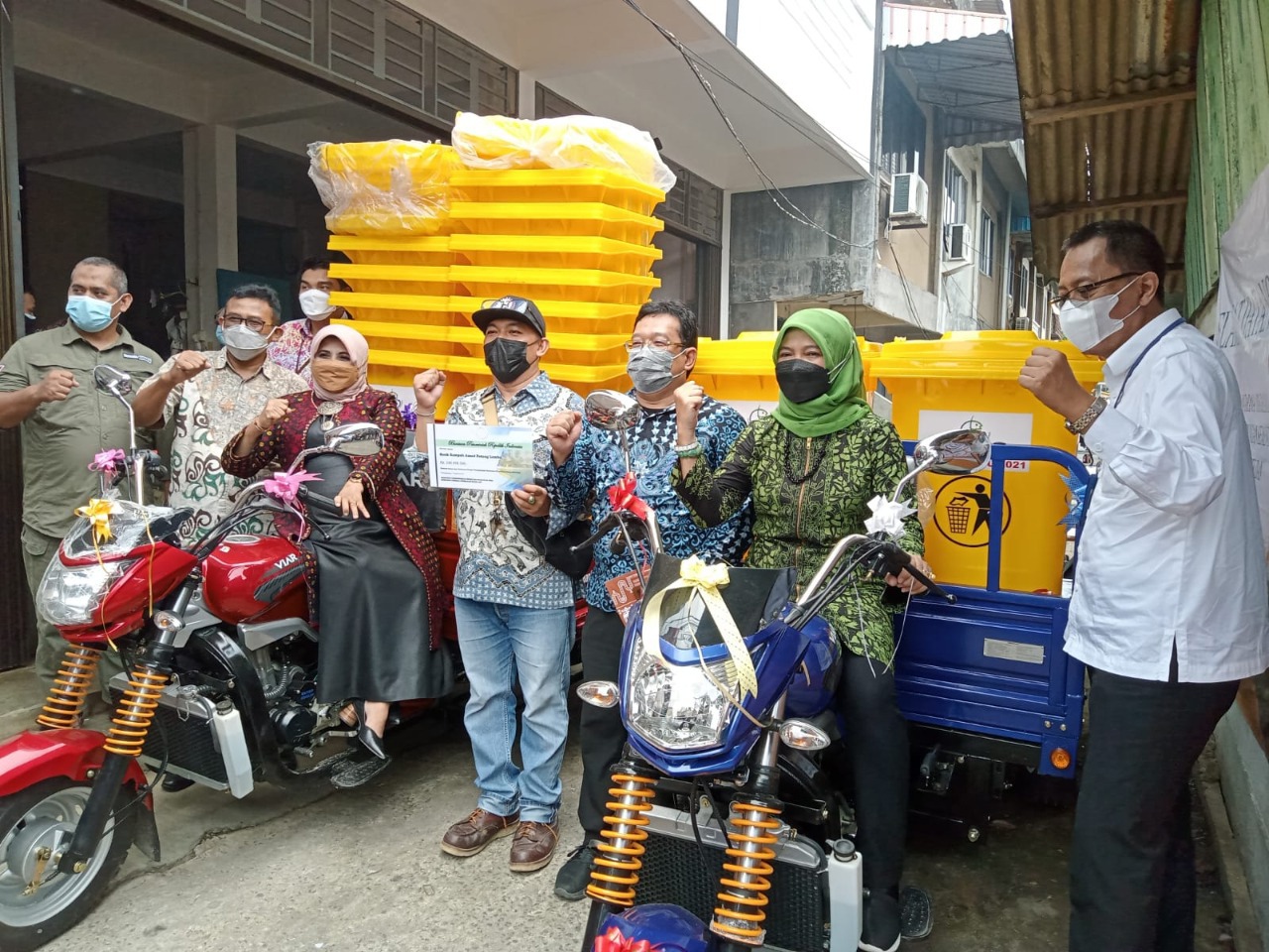Penyerahkan bantuan sarana dan prasarana Tempat Pembuangan Sementara/Pusat Daur Ulang (TPS/PDU) di Kelurahan Kemboja, Tanjungpinang Barat, Kota Tanjungpinang, Kepulauan Riau (28/9)