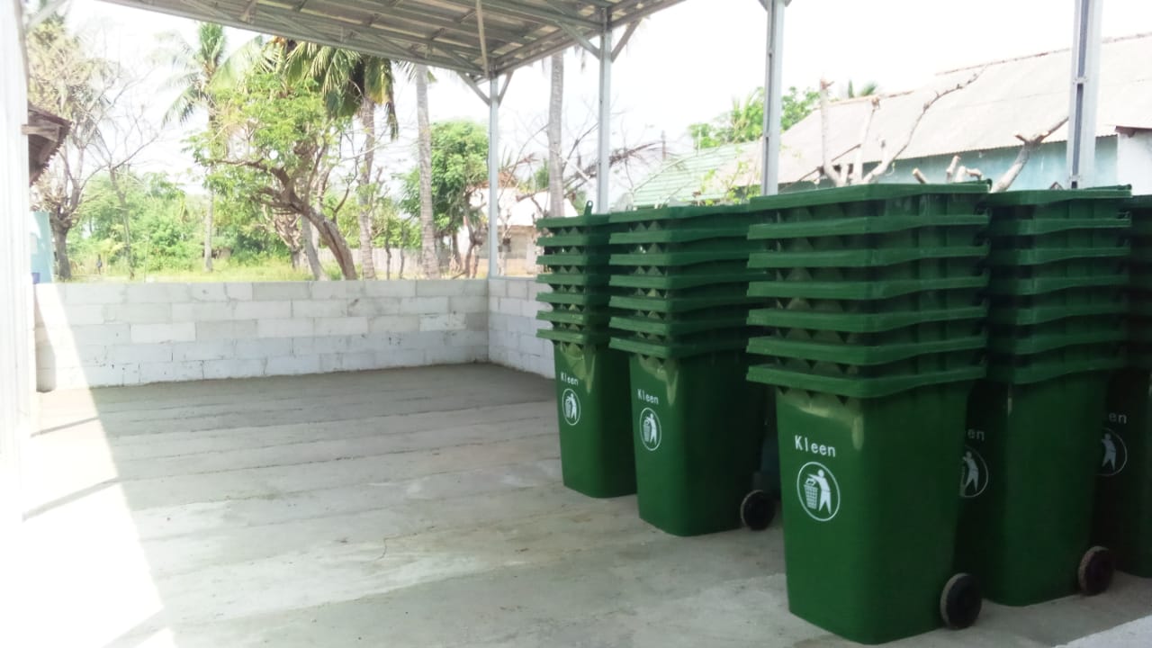 Peresmian penyaluran bantuan sarpras pembangunan tempat penampungan sementara/pusat daur ulang di Muaragembong, Bekasi (8/9).