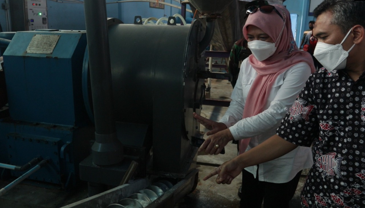Kunjungan Plt. Dirjen PRL Ibu Pamuji Lestari ke lokasi Washing plant garam di Indramayu, (28/8).
