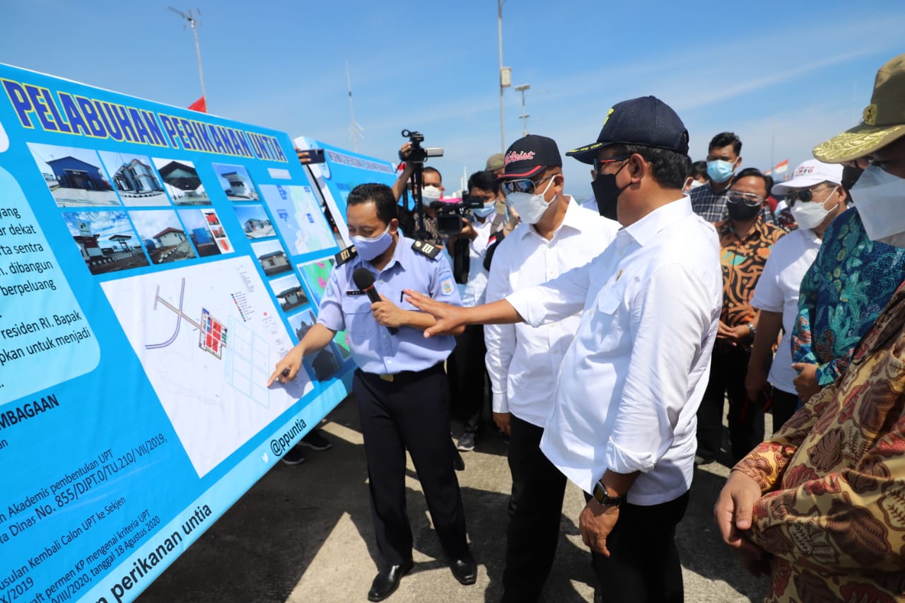 Menteri Trenggono Kunjungi Pelabuhan Perikanan Untia