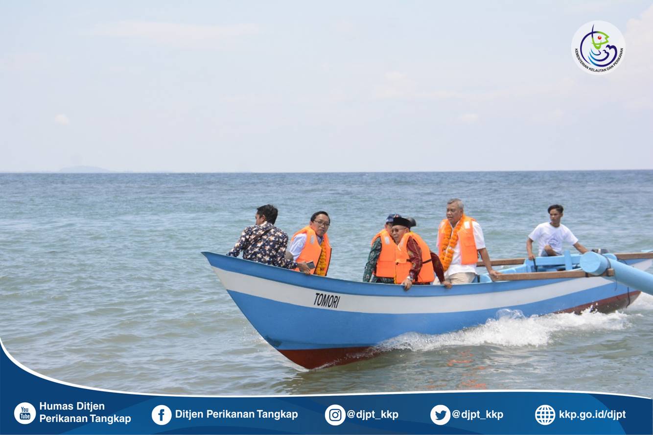 Serah Terima Kapal Perikanan Program CSR SKK Migas di Kabupaten Lombok Utara