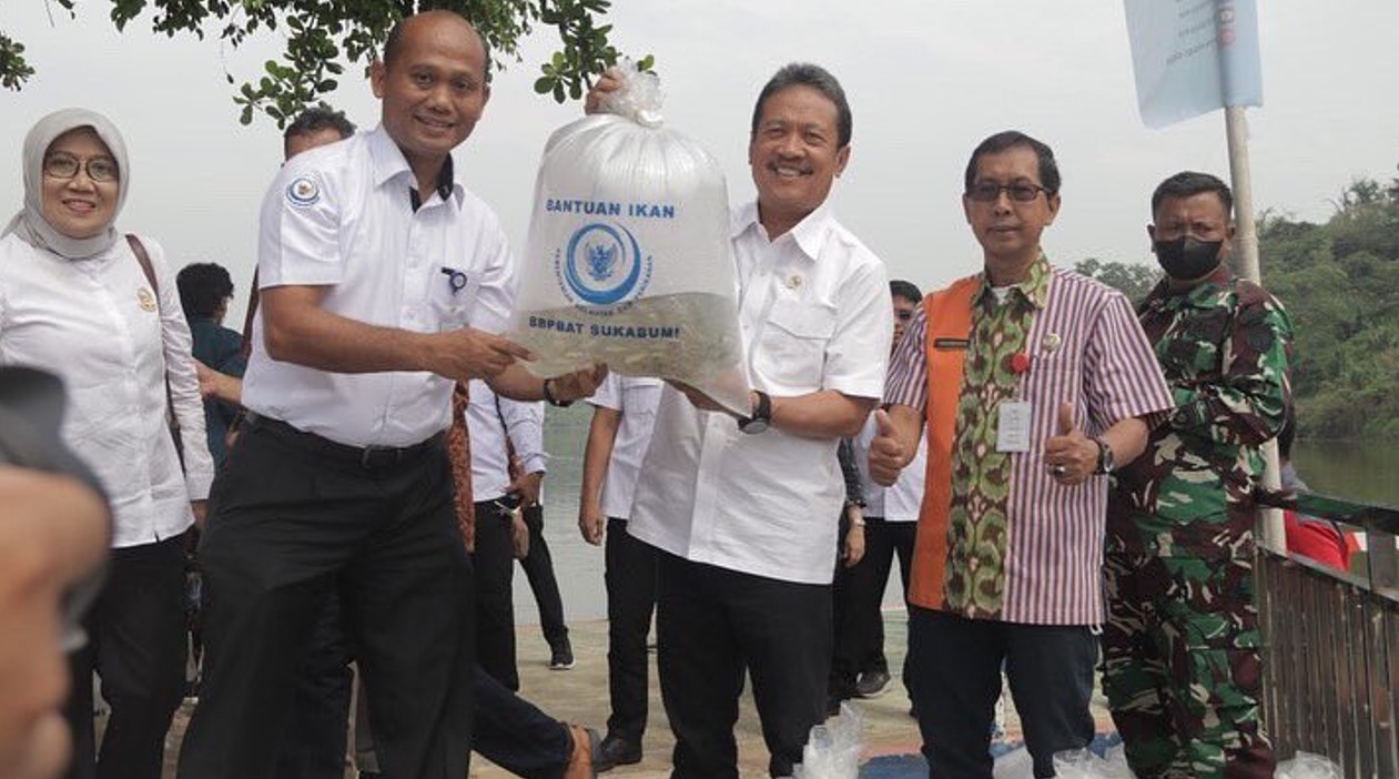 Menteri Kelautan dan Perikanan melakukan restocking 200 ribu ekor benih ikan di Waduk Jatibarang Mijen, Jawa Tengah