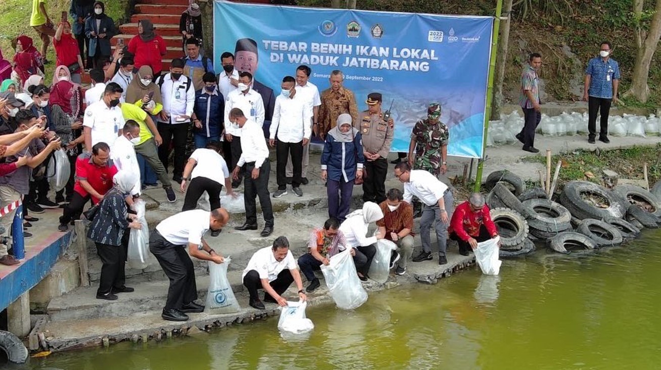 Menteri Kelautan dan Perikanan melakukan restocking 200 ribu ekor benih ikan di Waduk Jatibarang Mijen, Jawa Tengah
