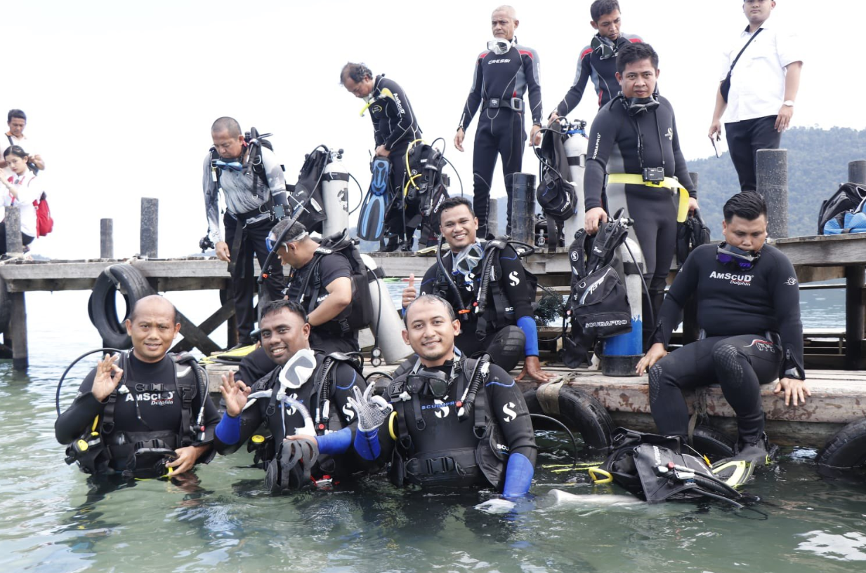 Dirjen PB menjadi inspektur upacara bawah laut peringatan HUT RI ke 77 di Perairan Mandeh, Sumatera Barat
