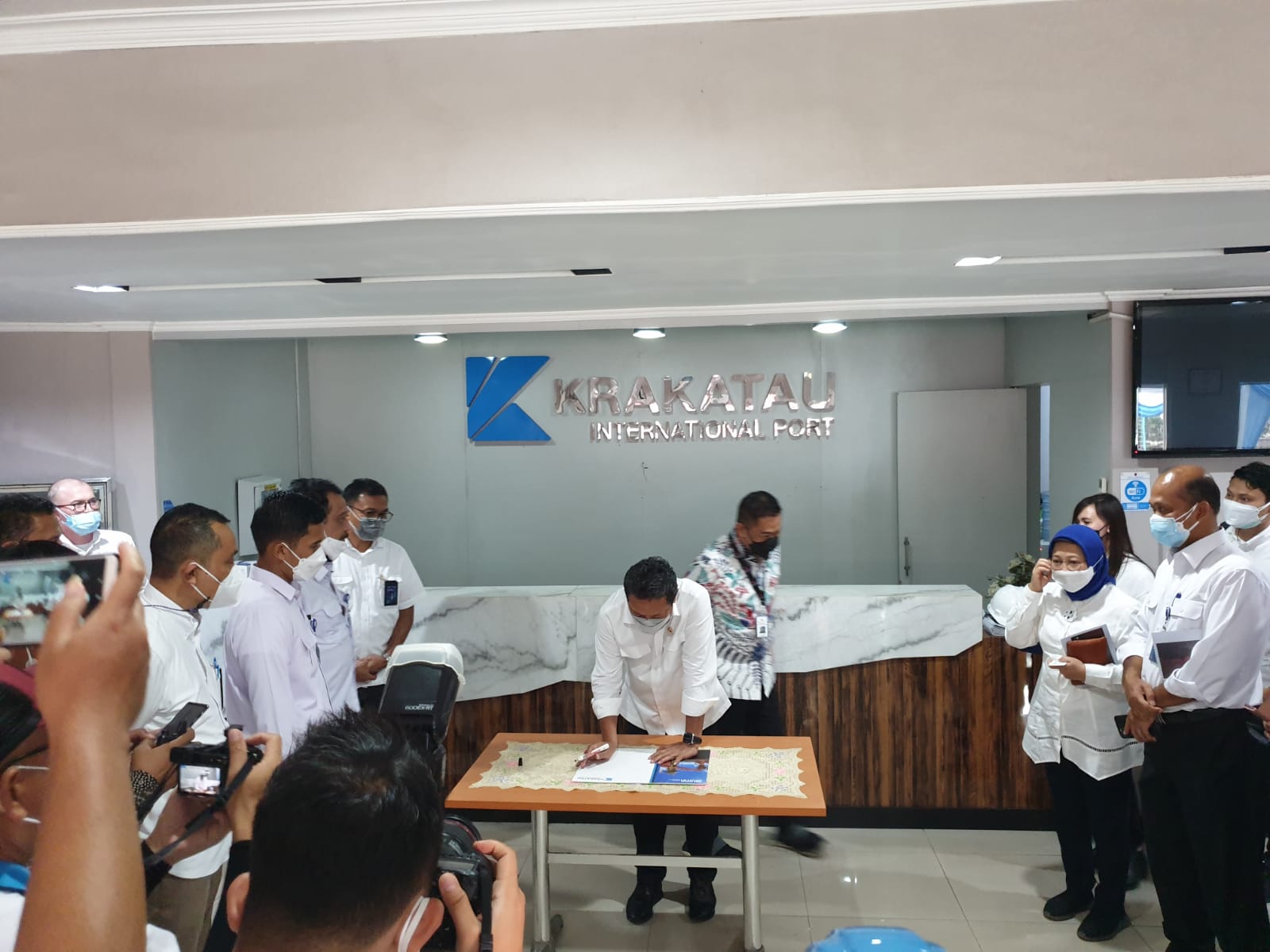 Menteri Kelautan dan Perikanan Bersama Dirjen PDS meninjau Krakatau International Port (KIP) di Cilegon, Banten