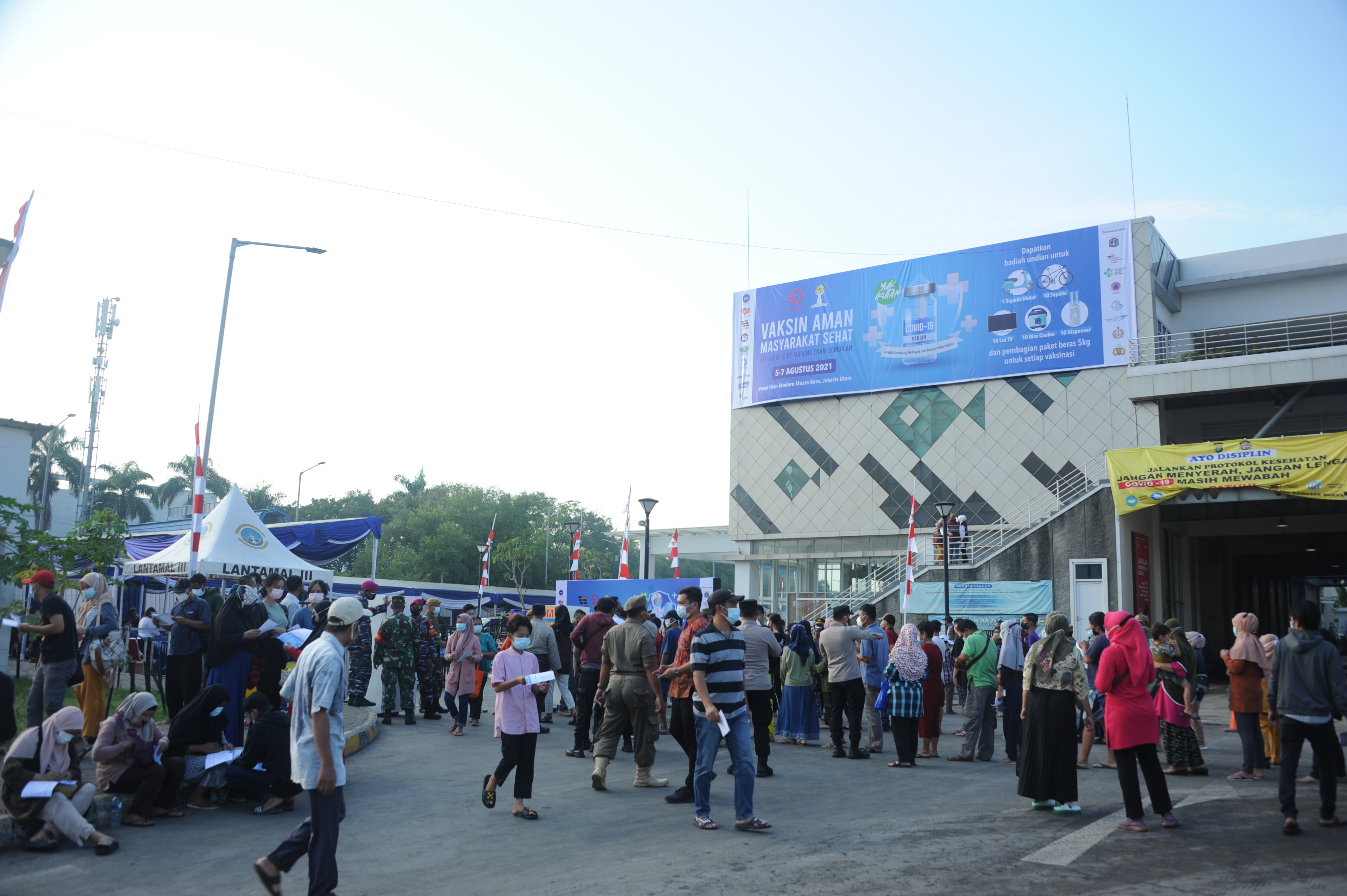 Vaksinasi Masyarakat Nelayan di Pasar Ikan Modern Muara Baru Jakarta