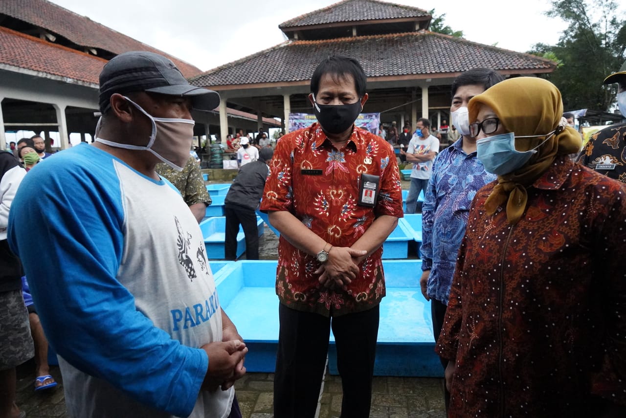 Penyerahan Bantuan Stimulus Pemasar Ikan di Kabupaten Banjarnegara
