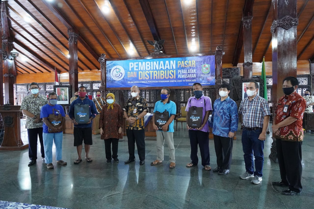 Penyerahan Bantuan Stimulus Pemasar Ikan di Kabupaten Banjarnegara