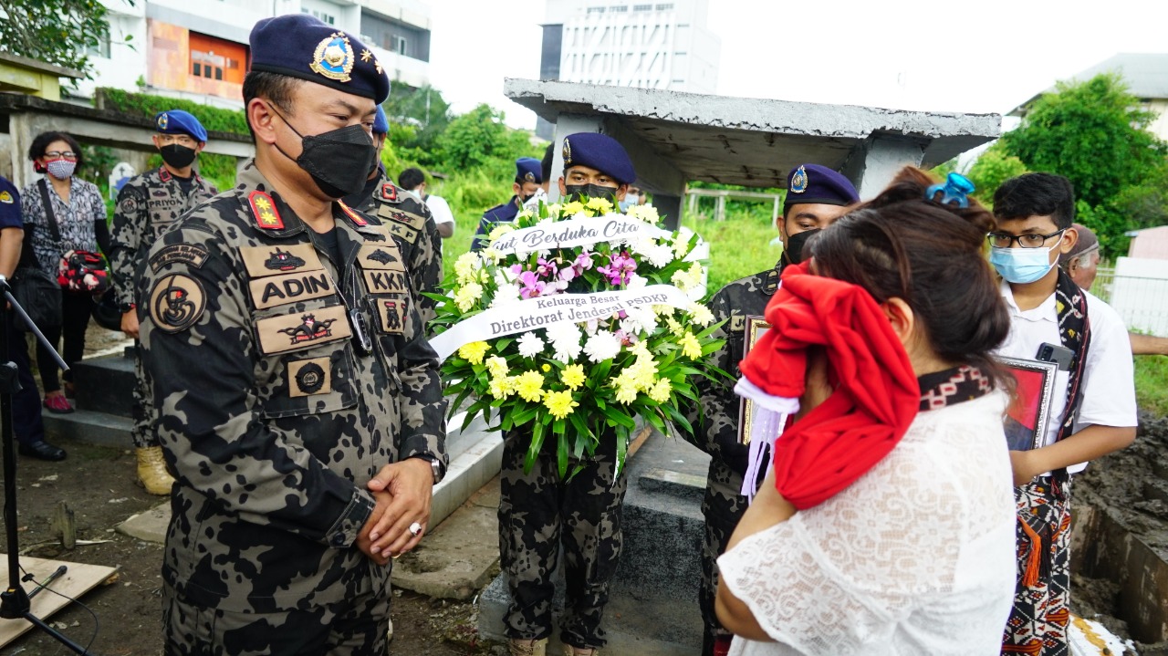 Upacara Pemakaman Penghormatan Terakhir Kepada Perwira Kapal Pengawas Perikanan Sebagai Benteng KKP