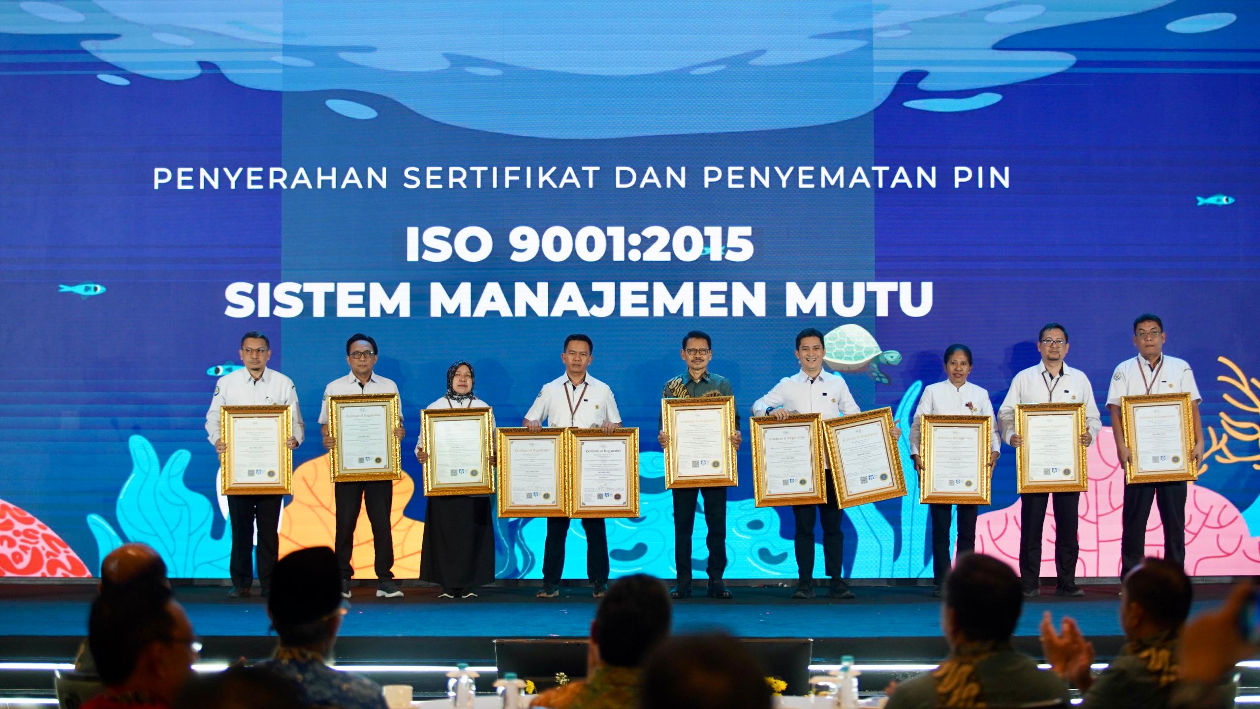 Penyerahan sertifikat dan penyematan pin ISO 9001:2015 Sistem Manajemen Mutu dan ISO 37001:2016 Sistem Manajemen Anti Penyuapan