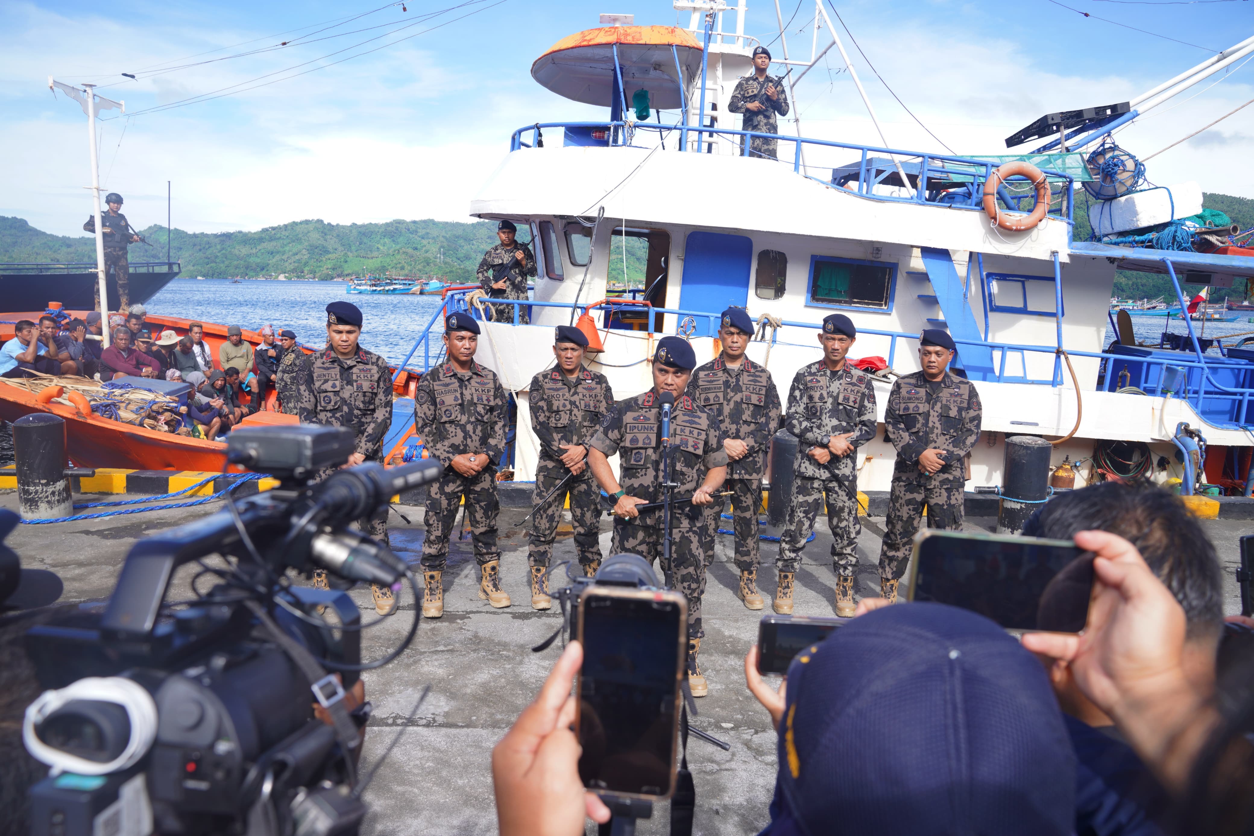 Konferensi Pers Hasil Operasi Pengawasan Sumber Daya Kelautan dan Perikanan dengan Dihentikannya Kapal Ikan Asing Berbendera Filipina di Samudera Pasifik WPP 717