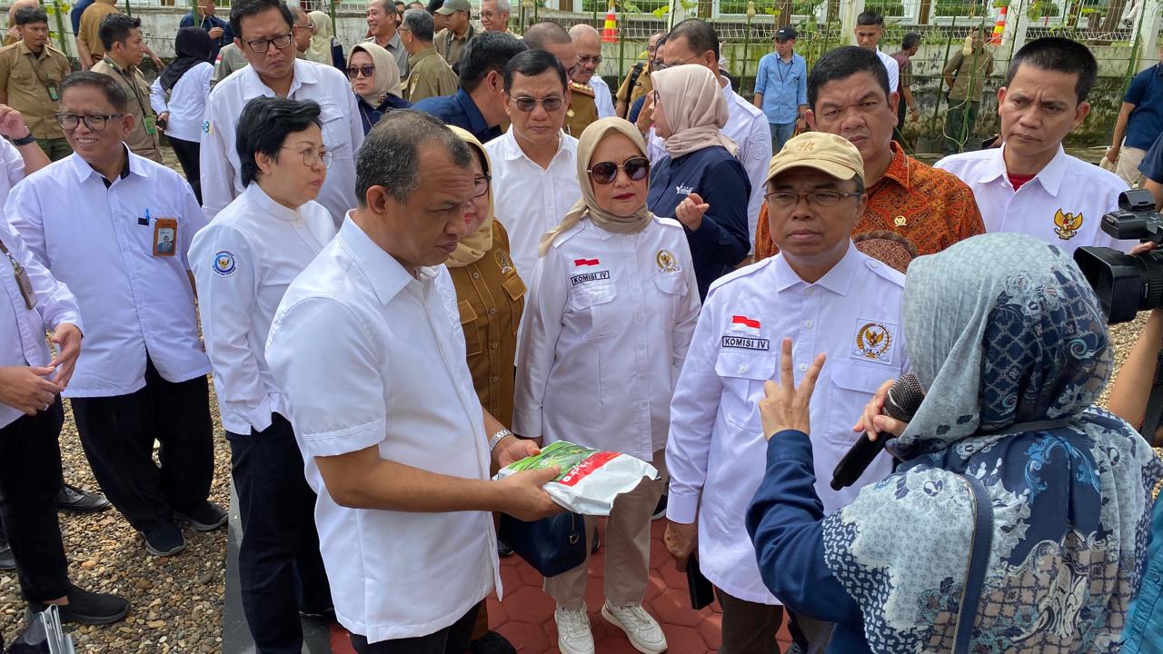 Kunjungan Komisi IV DPR RI ke Unit Pengolahan Ikan di Palembang