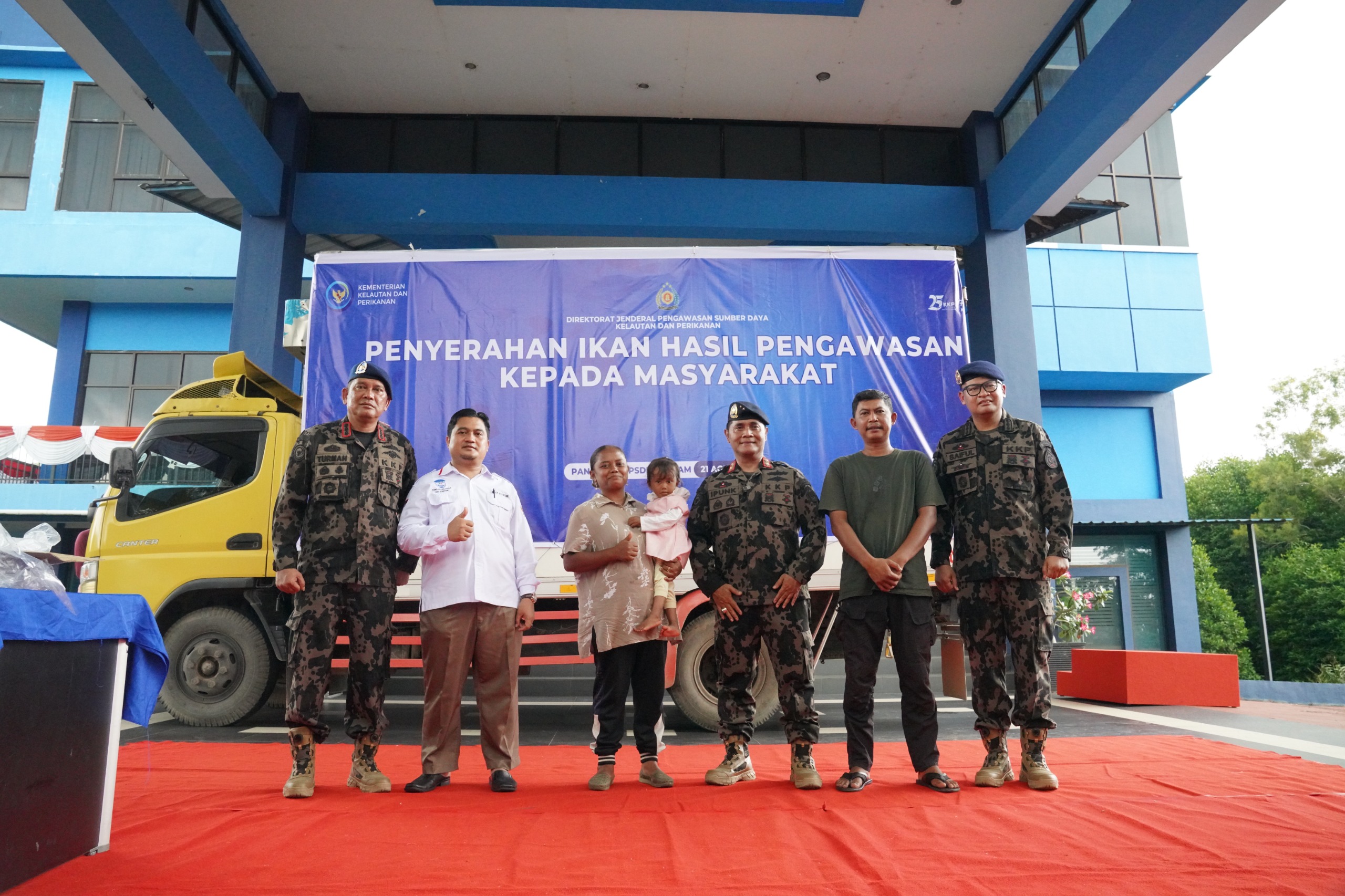 KKP Bagikan 4 Ton Ikan ke Masyarakat di Batam