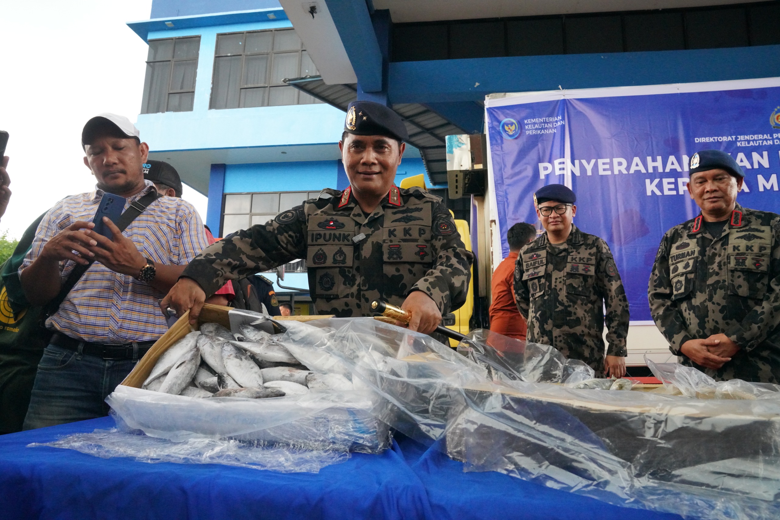 KKP Bagikan 4 Ton Ikan ke Masyarakat di Batam