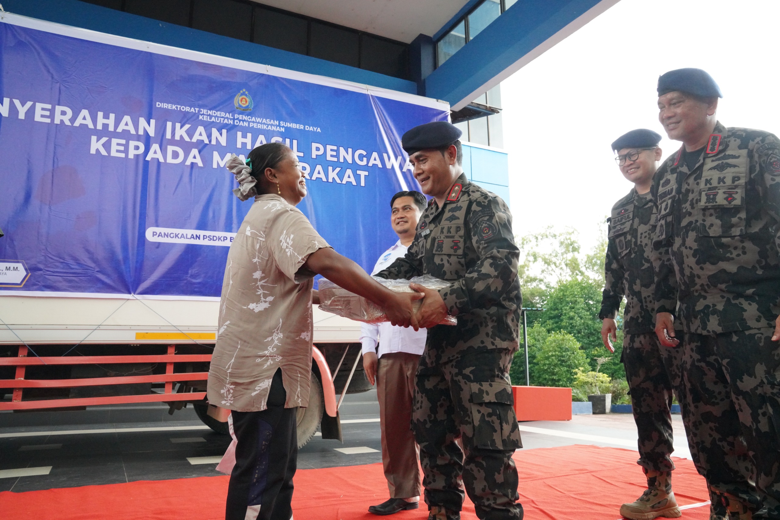 KKP Bagikan 4 Ton Ikan ke Masyarakat di Batam