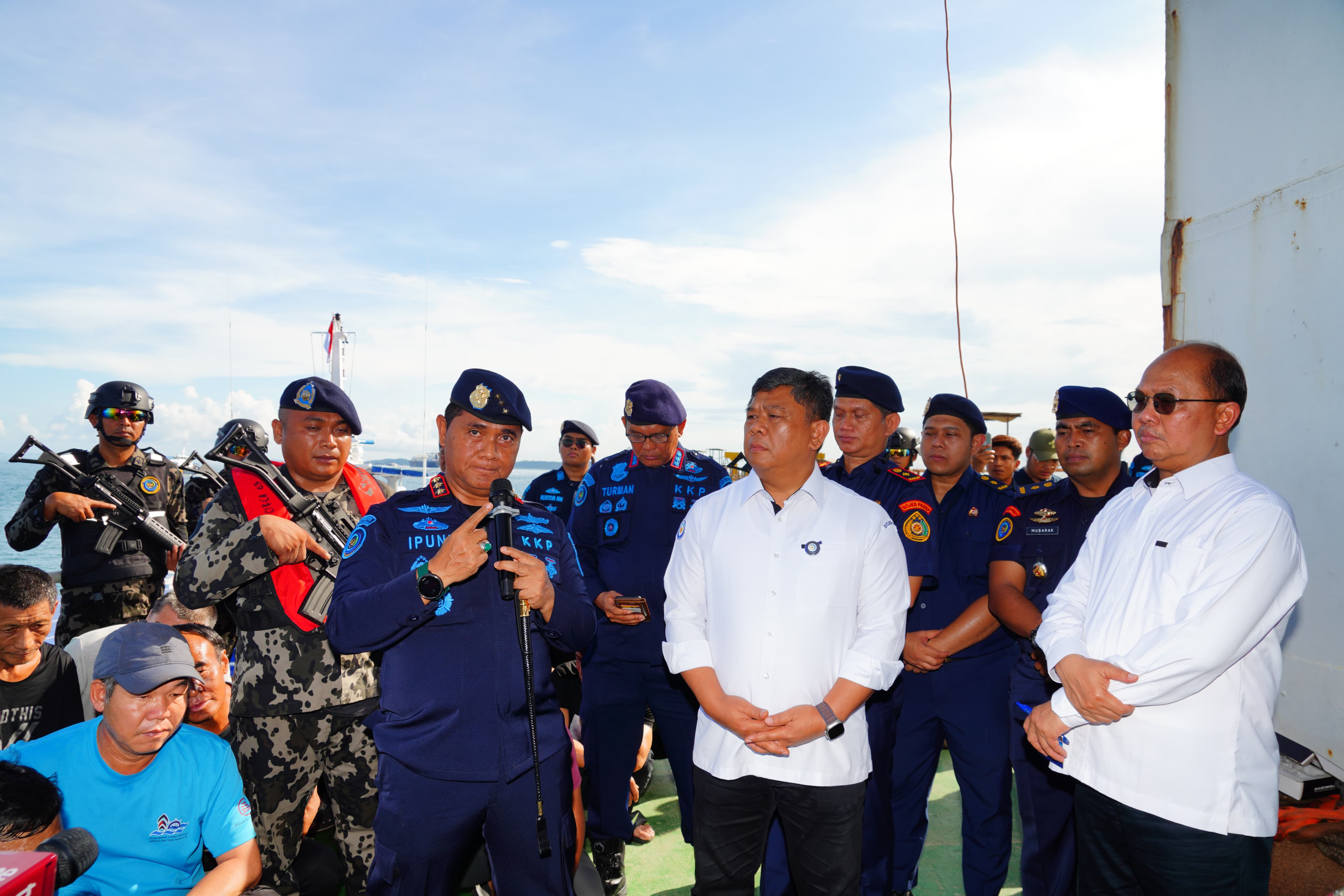 KKP Hentikan 2 Operasional Kapal Isap Pasir Bendera Singapura di Perairan Batam