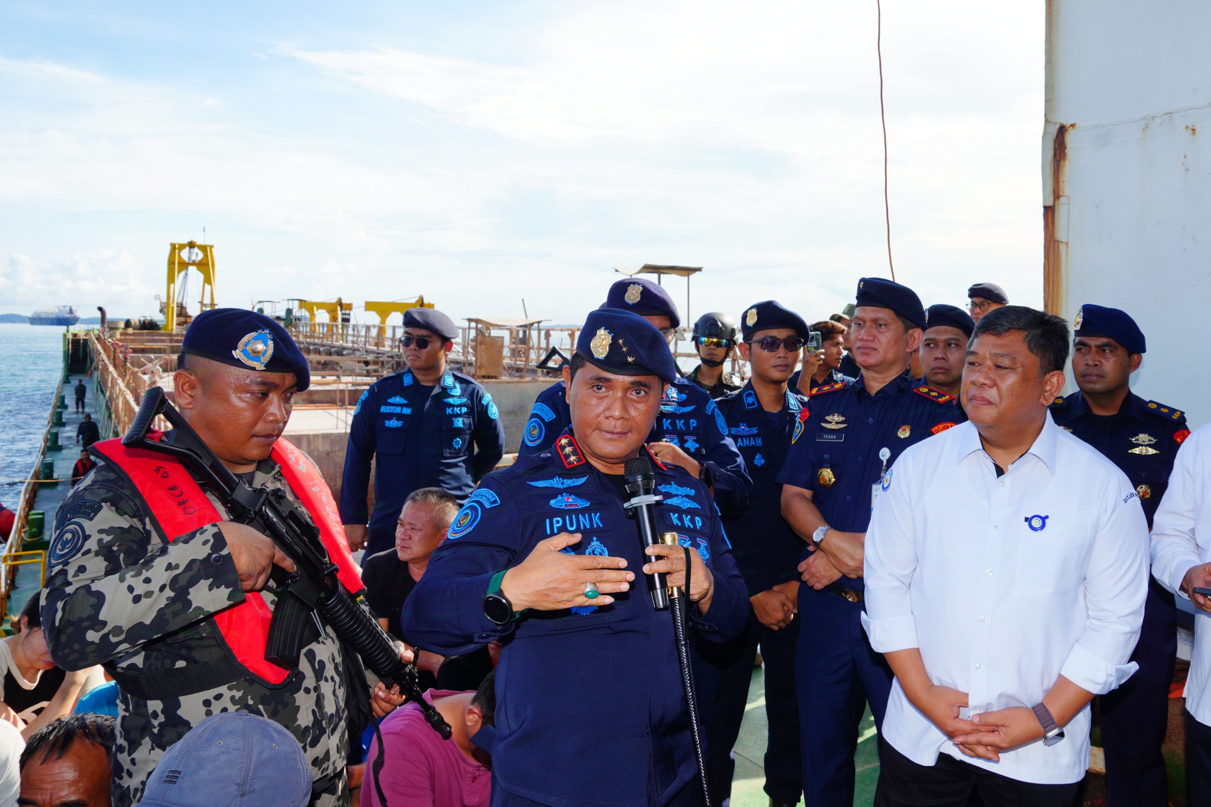 KKP Hentikan 2 Operasional Kapal Isap Pasir Bendera Singapura di Perairan Batam