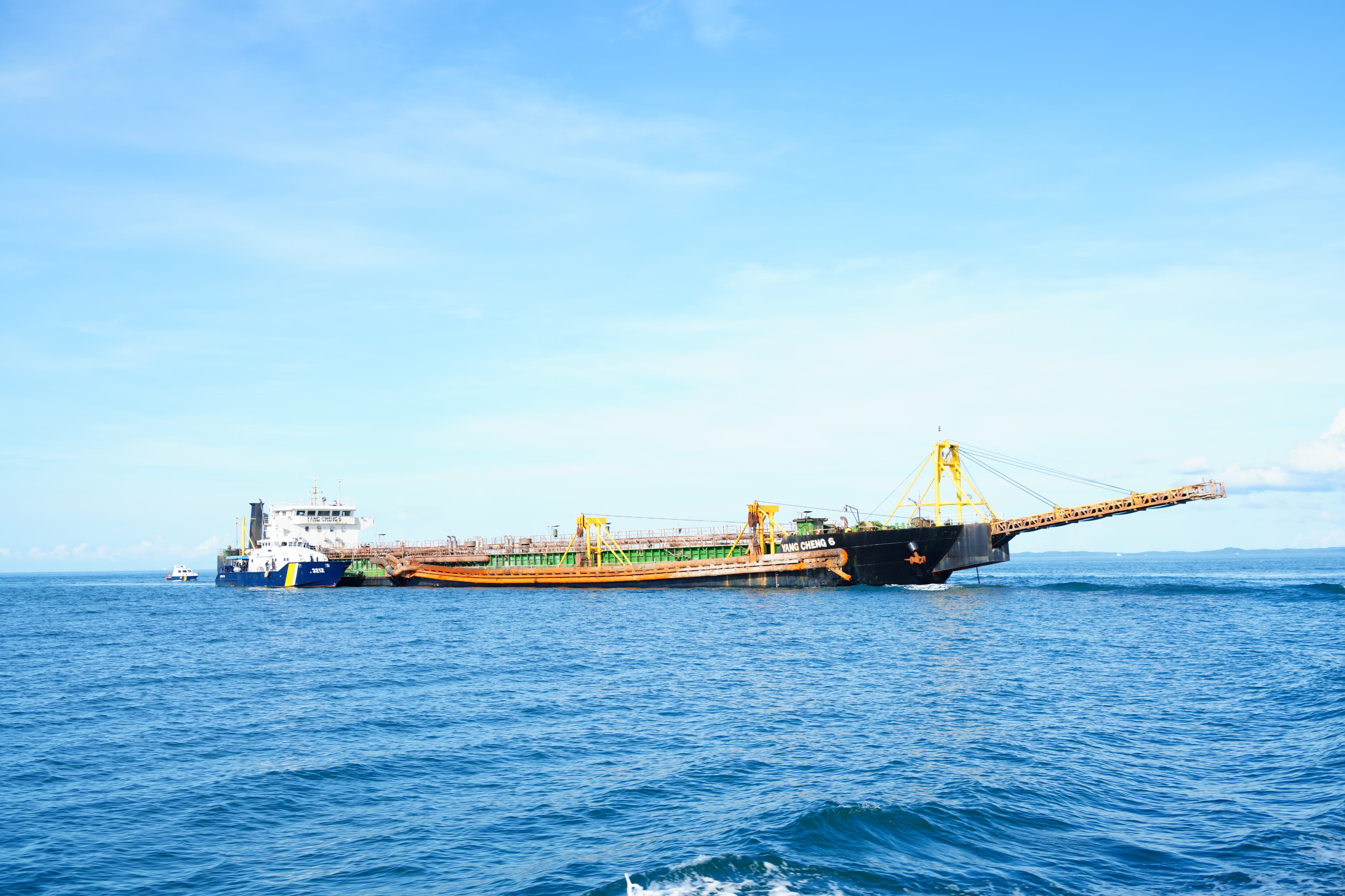 KKP Hentikan 2 Operasional Kapal Isap Pasir Bendera Singapura di Perairan Batam