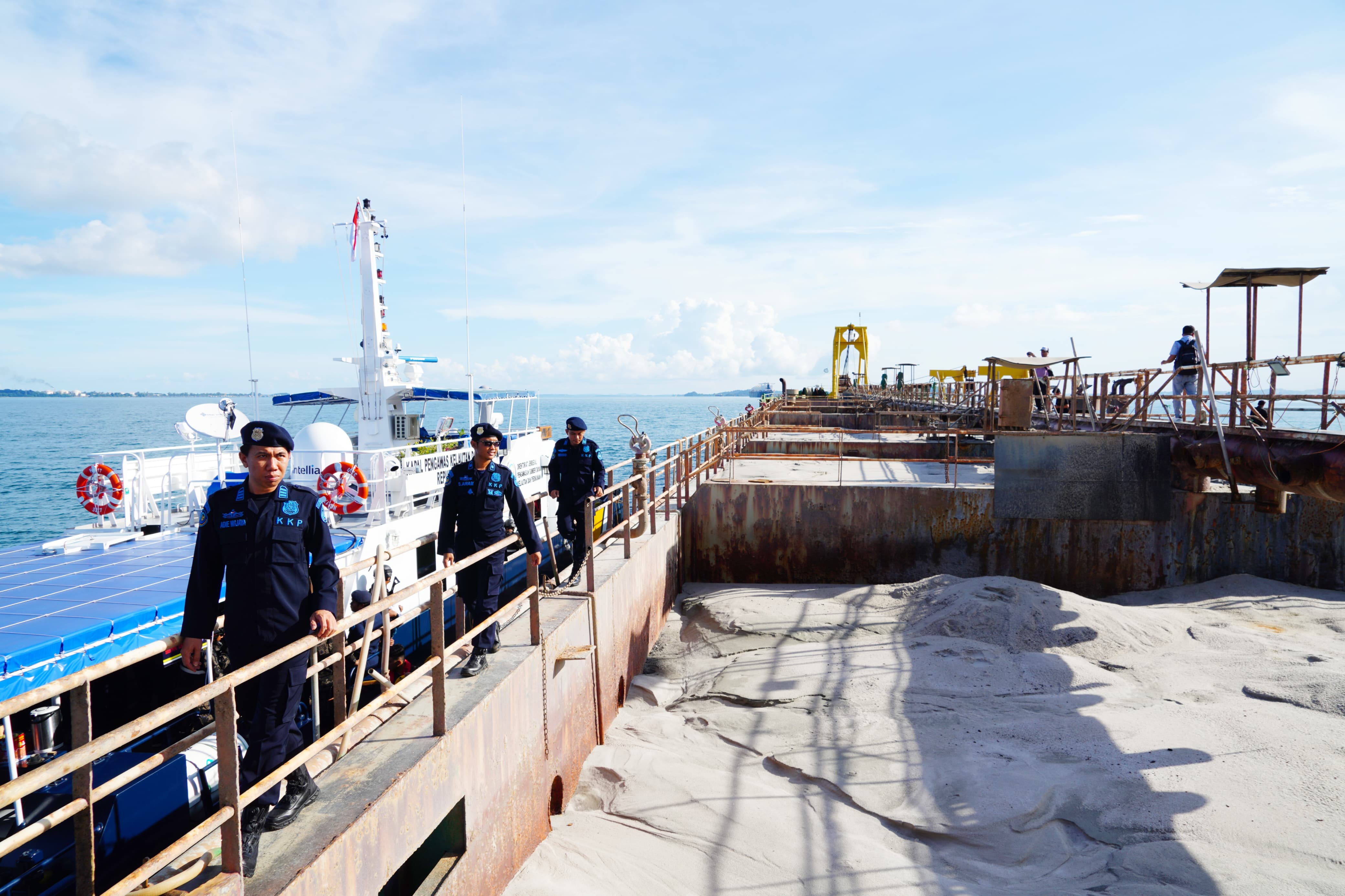 KKP Hentikan 2 Operasional Kapal Isap Pasir Bendera Singapura di Perairan Batam