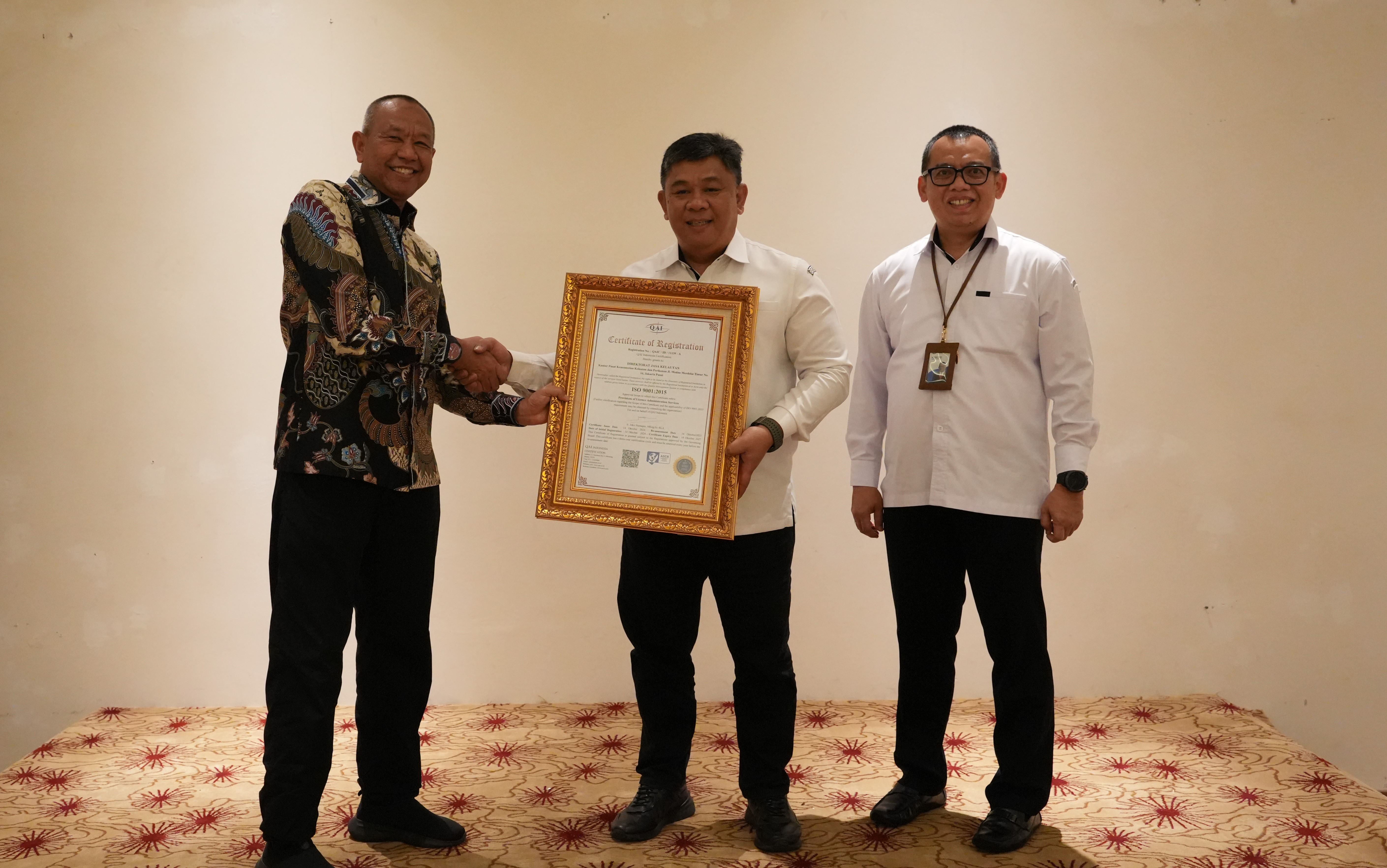 Penyerahan sertifikat ISO 37001:2016 dan ISO 9001:2015 pada Direktorat Jasa Kelautan