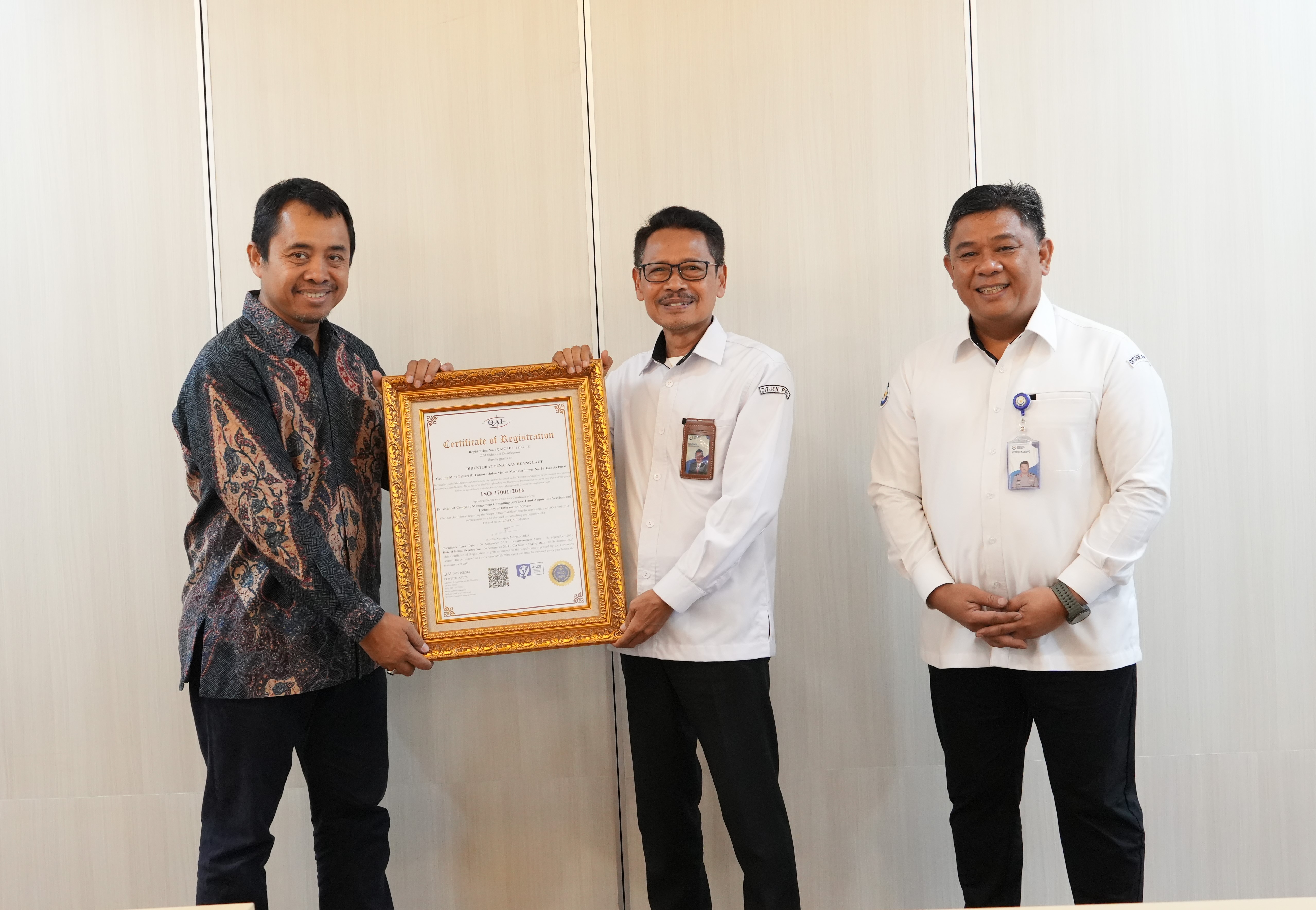 Penyerahan sertifikat ISO 37001:2016 dan ISO 9001:2015