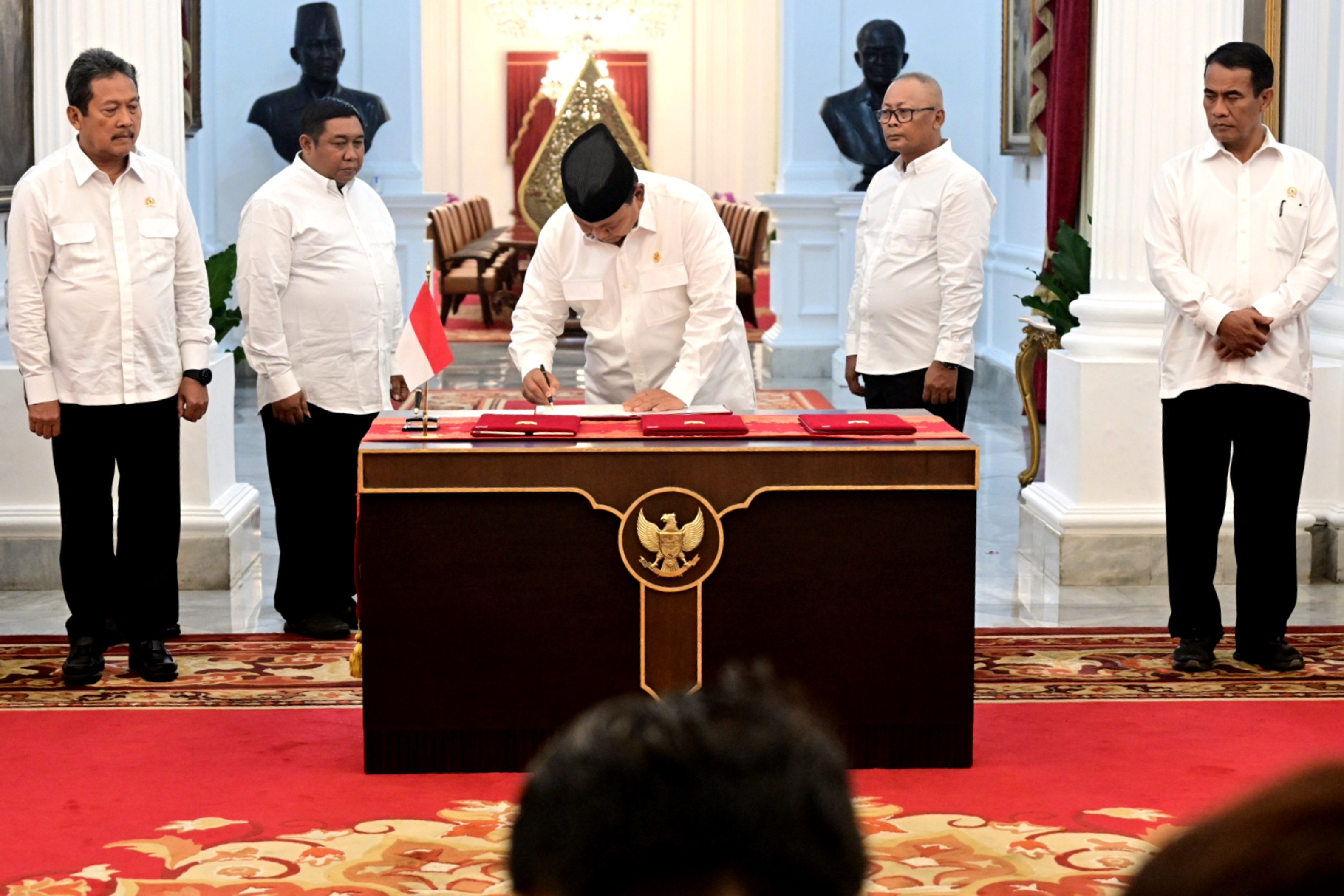 Peraturan Presiden (Perpres) tentang penghapusan utang Petani dan Nelayan di Istana Negara