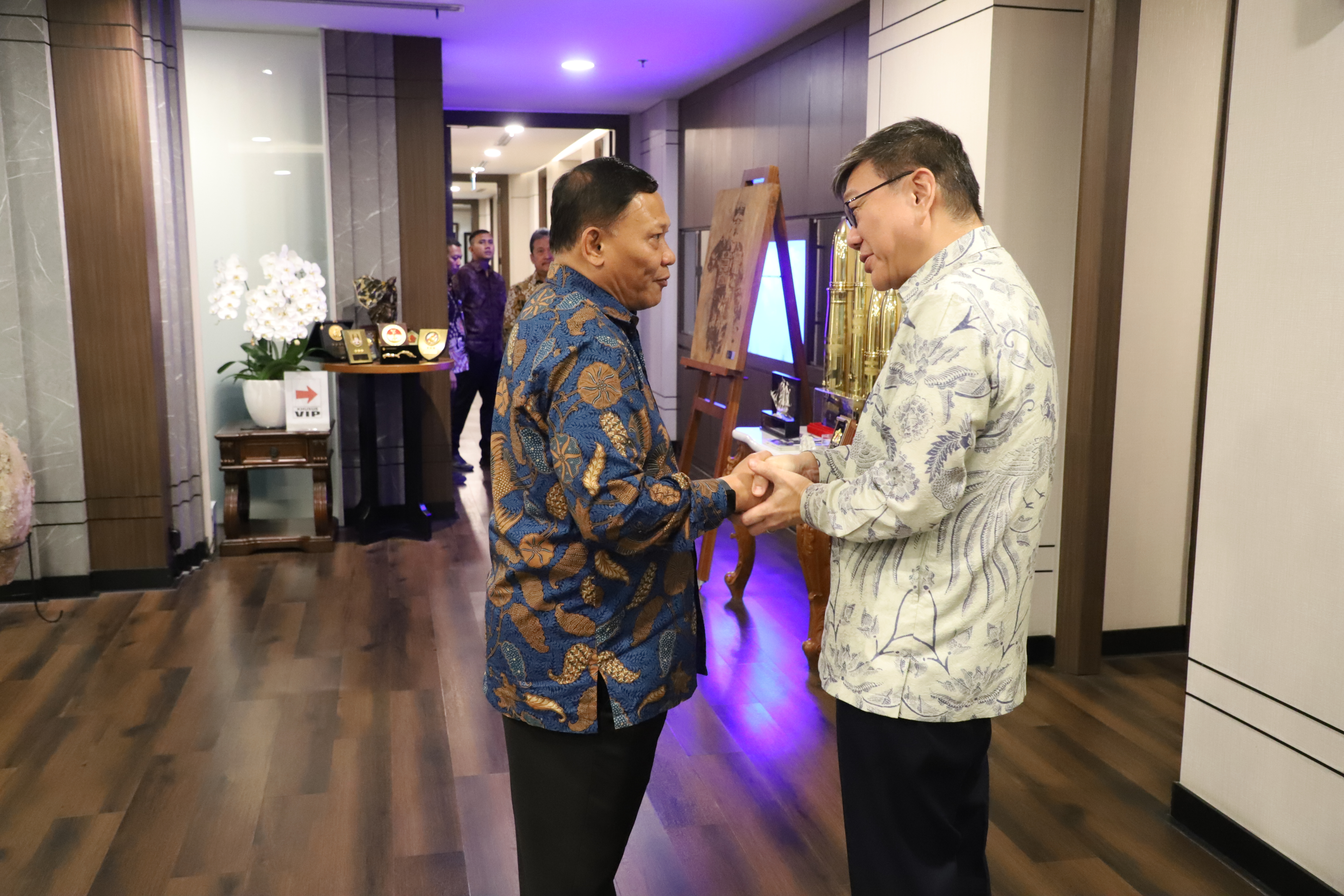 Menerima kunjungan Duta Besar Singapura untuk Indonesia Mr.  Kwok Fook Seng di kantor KKP