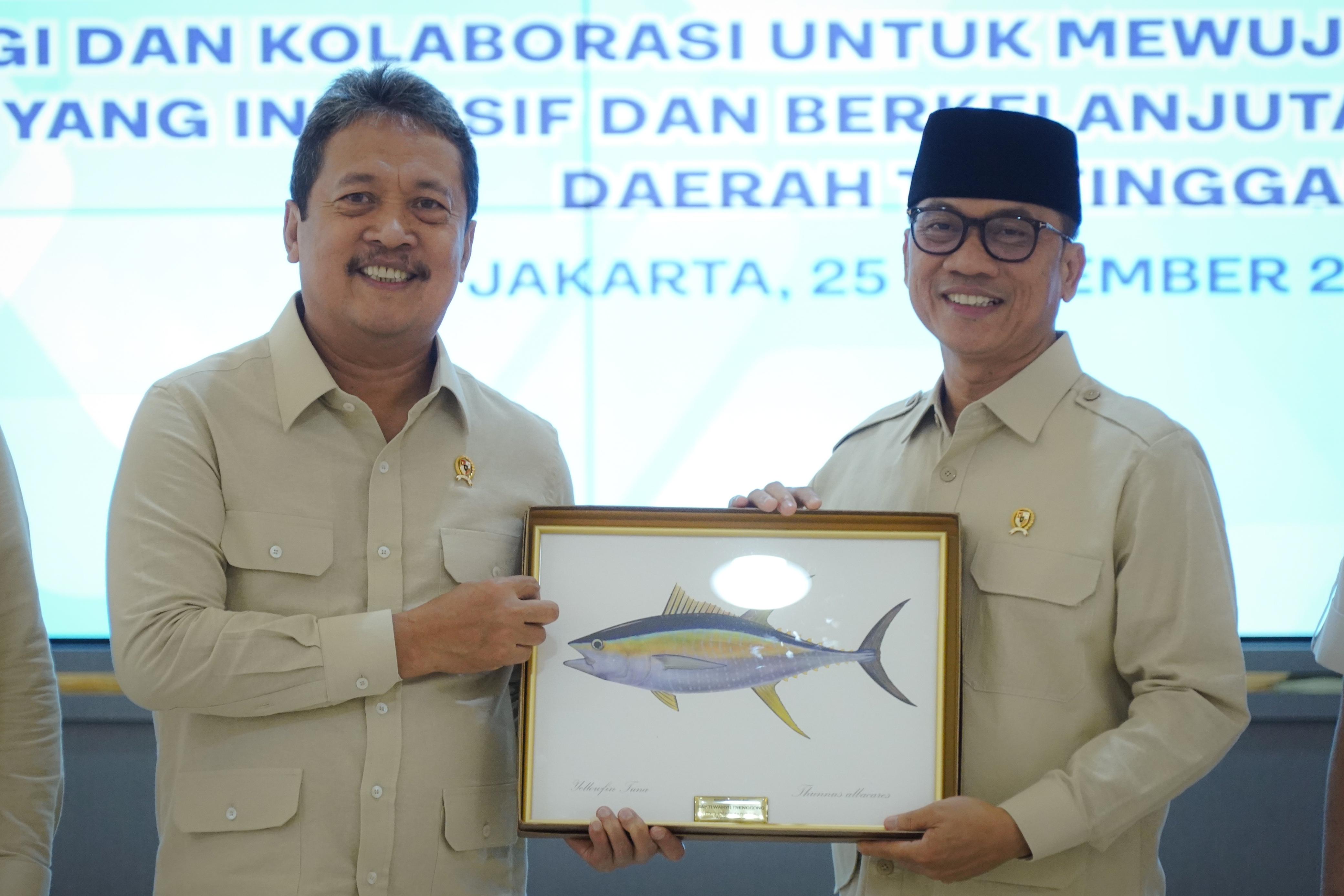 Bersama Menteri Desa dan Pembangunan Daerah Tertinggal (PDT) Bapak Yandri Susanto melakukan penandatangan Kesepahaman Bersama sebagai komitmen kolabrasi membangun desa dan daerah tertinggal sebagai penopang ketahanan pangan dan pertumbuhan ekonomi, di kantor KKP