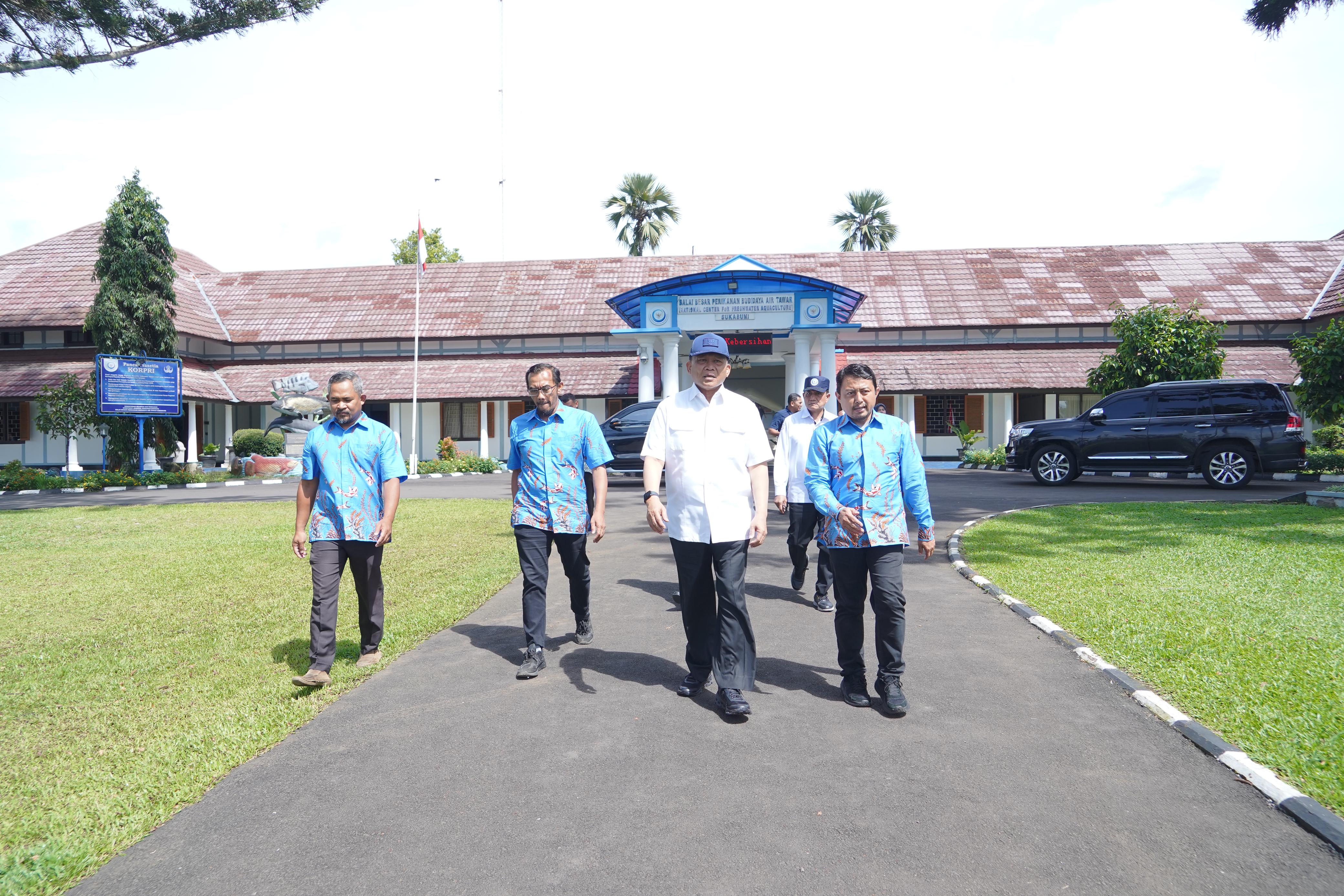 Meninjau di Balai Besar Perikanan Budi  Daya Air Tawar (BBPBAT) Selabintana