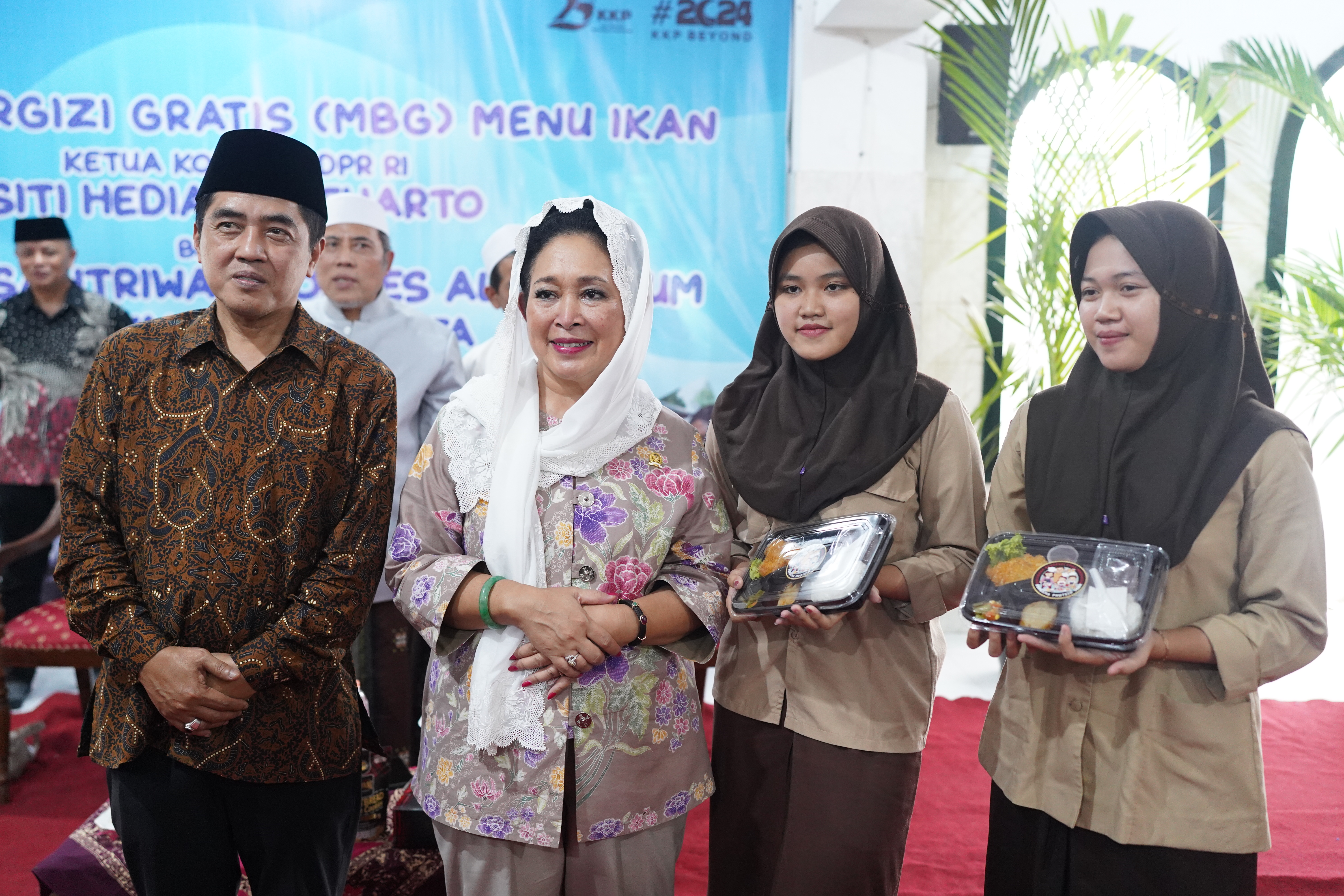 MBG Menu Ikan - Ketua Komisi IV DPR RI Siti Hediati Soeharto Bersama Santri & Santriwati Ponpes Ali Maksum