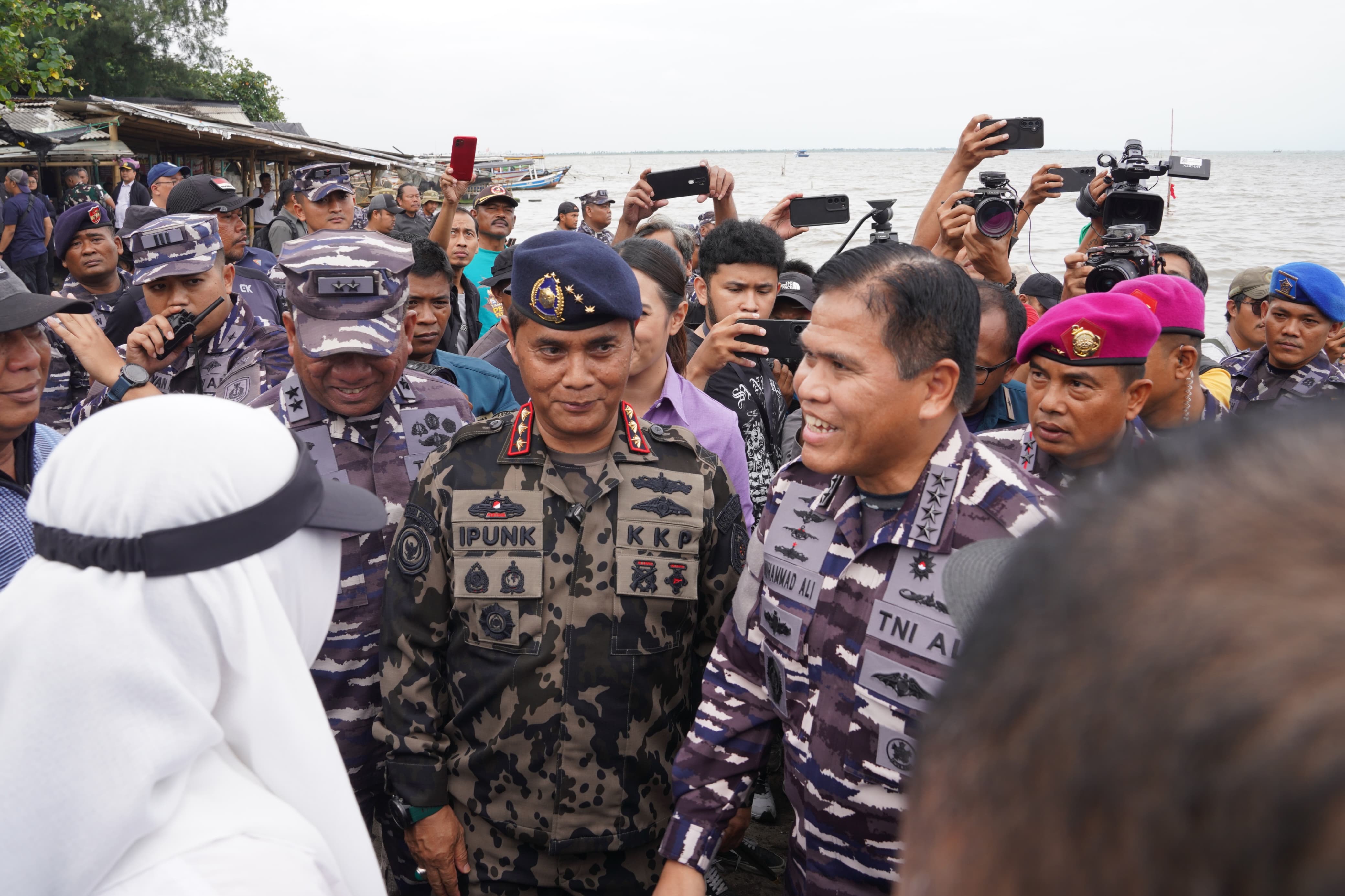 Konferensi Pers Pembongkaran Pagar Laut di Tanggerang 22 Januari 2025