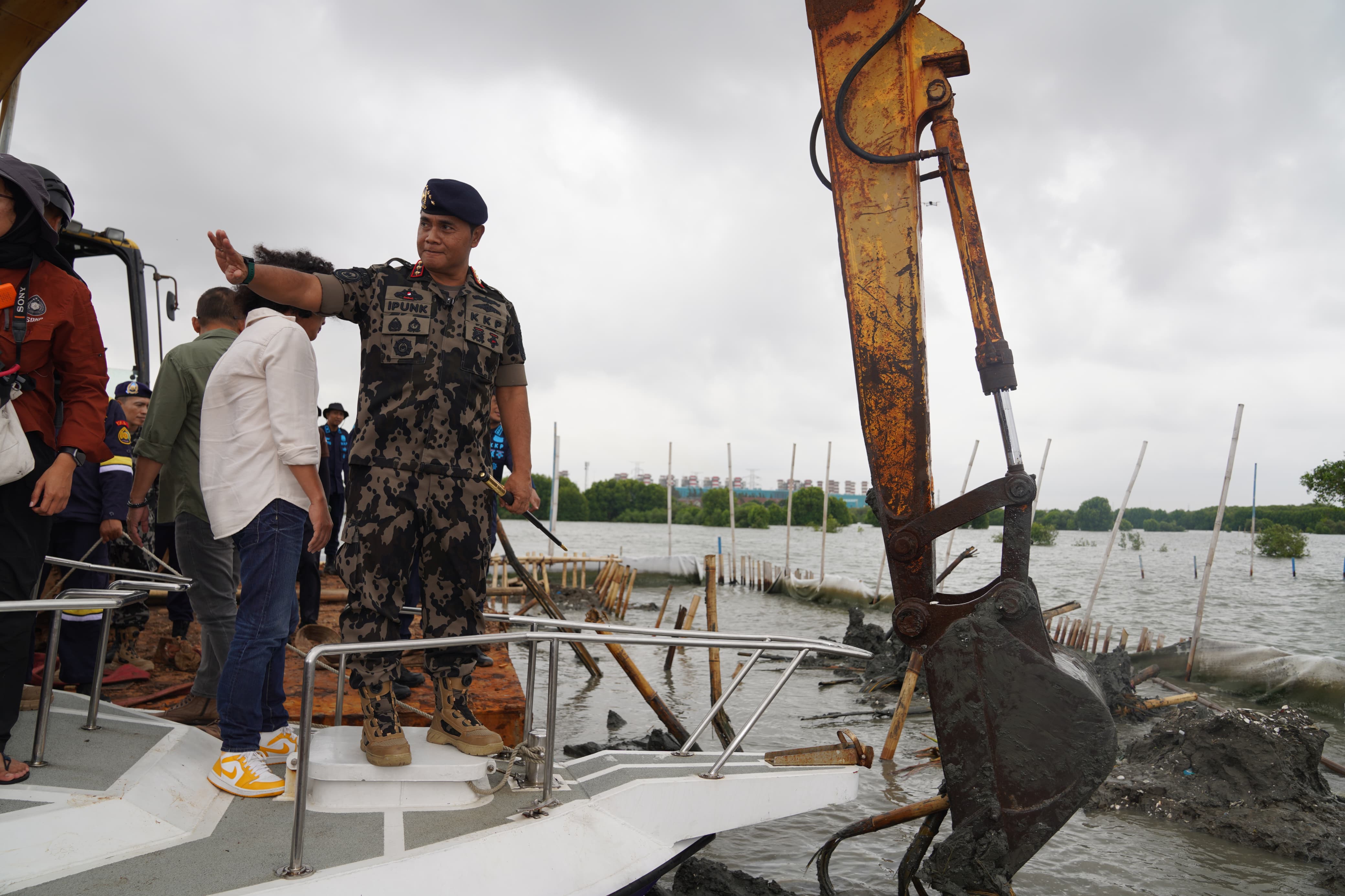 Pagar Laut Tanpa Izin di Bekasi Dibongkar