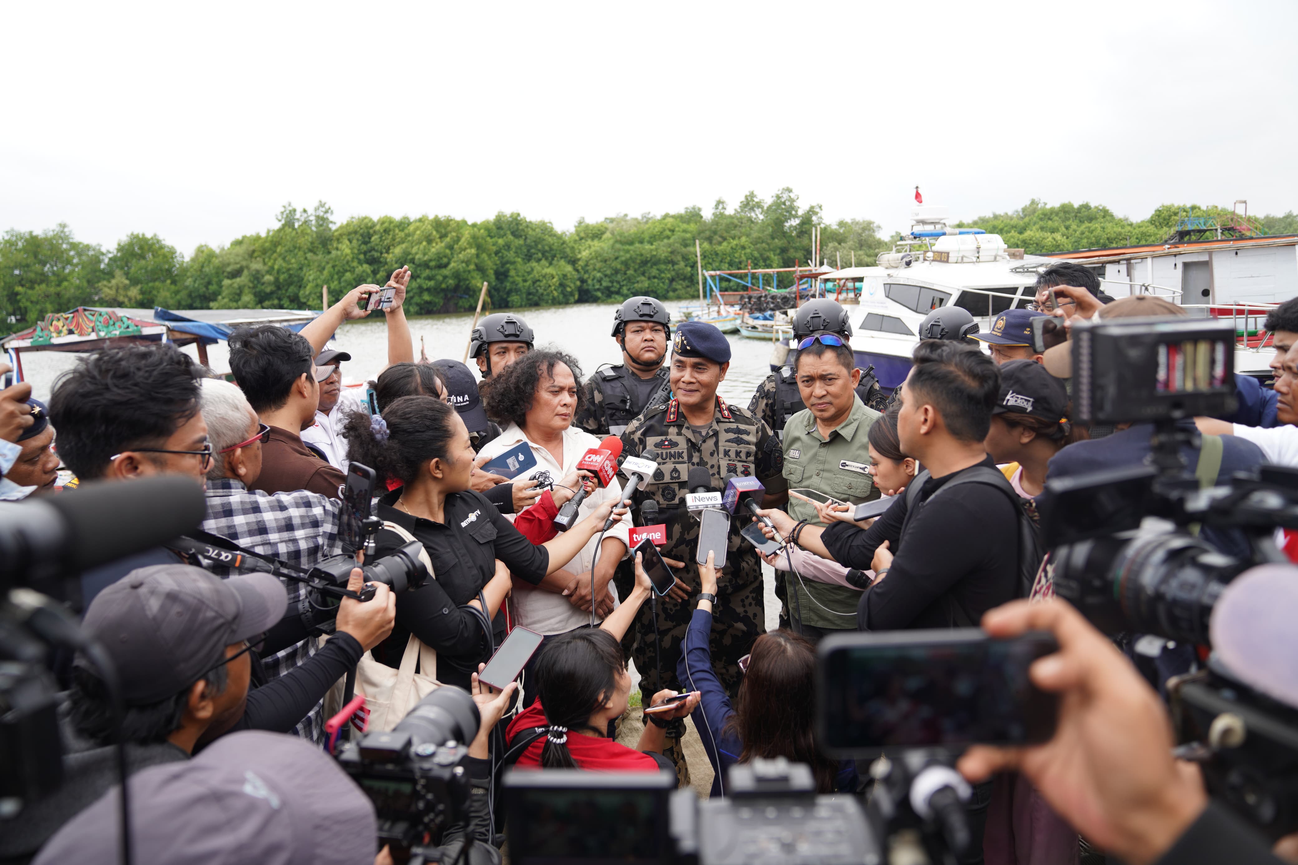 Pagar Laut Tanpa Izin di Bekasi Dibongkar