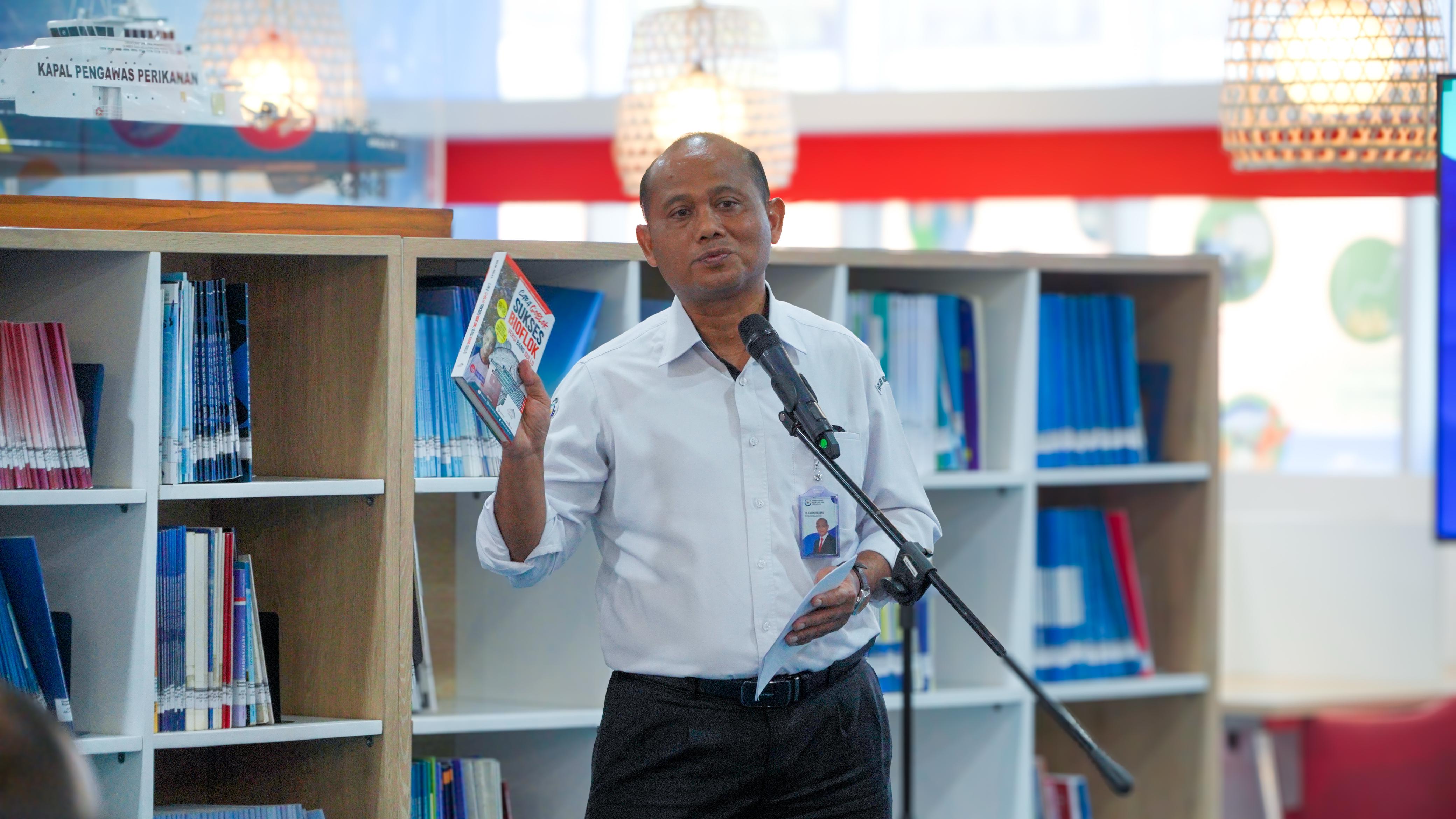 Menghadiri Acara Launching Buku Budi Daya Ikan Sistem Bioflok