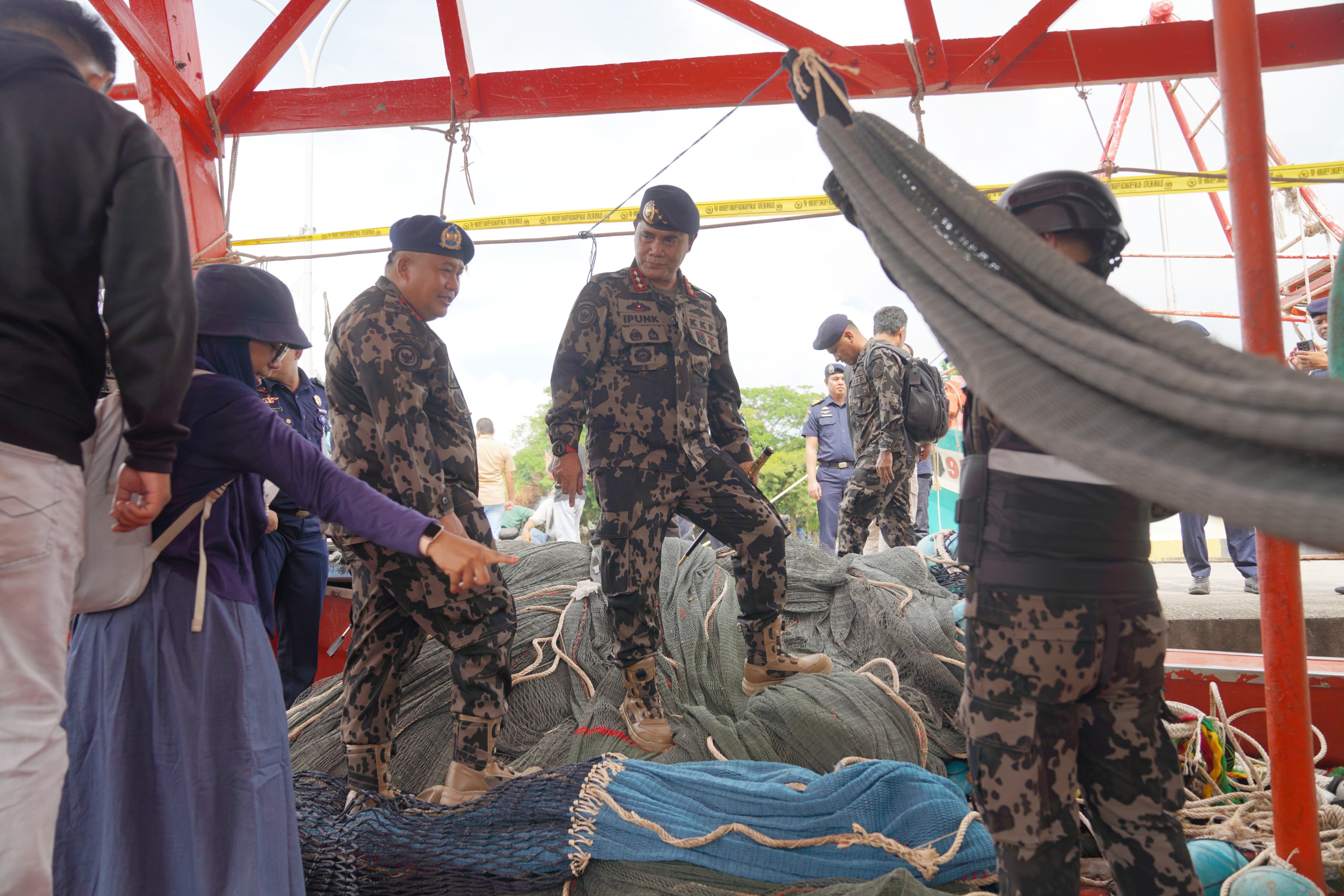 KKP Amankan 2 Kapal Vietnam Menangkap ikan dengan Trawl di Perairan Laut Natuna Utara