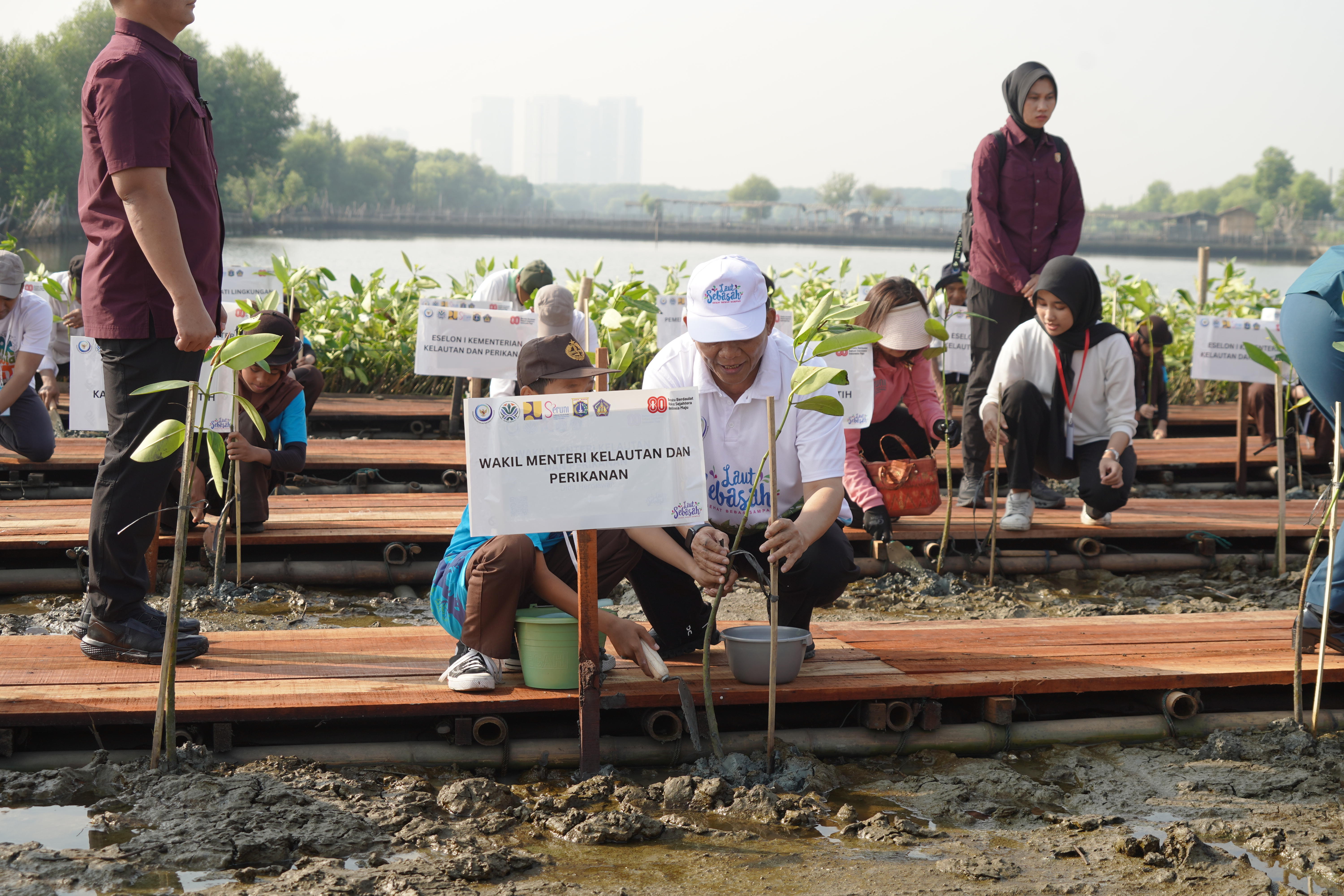 Kick-Off Program Laut Sehat Bebas Sampah dan Groundbreaking Pengembangan Kawasan Mangrove Nasional Kamal Muara, Jakarta (6/8).