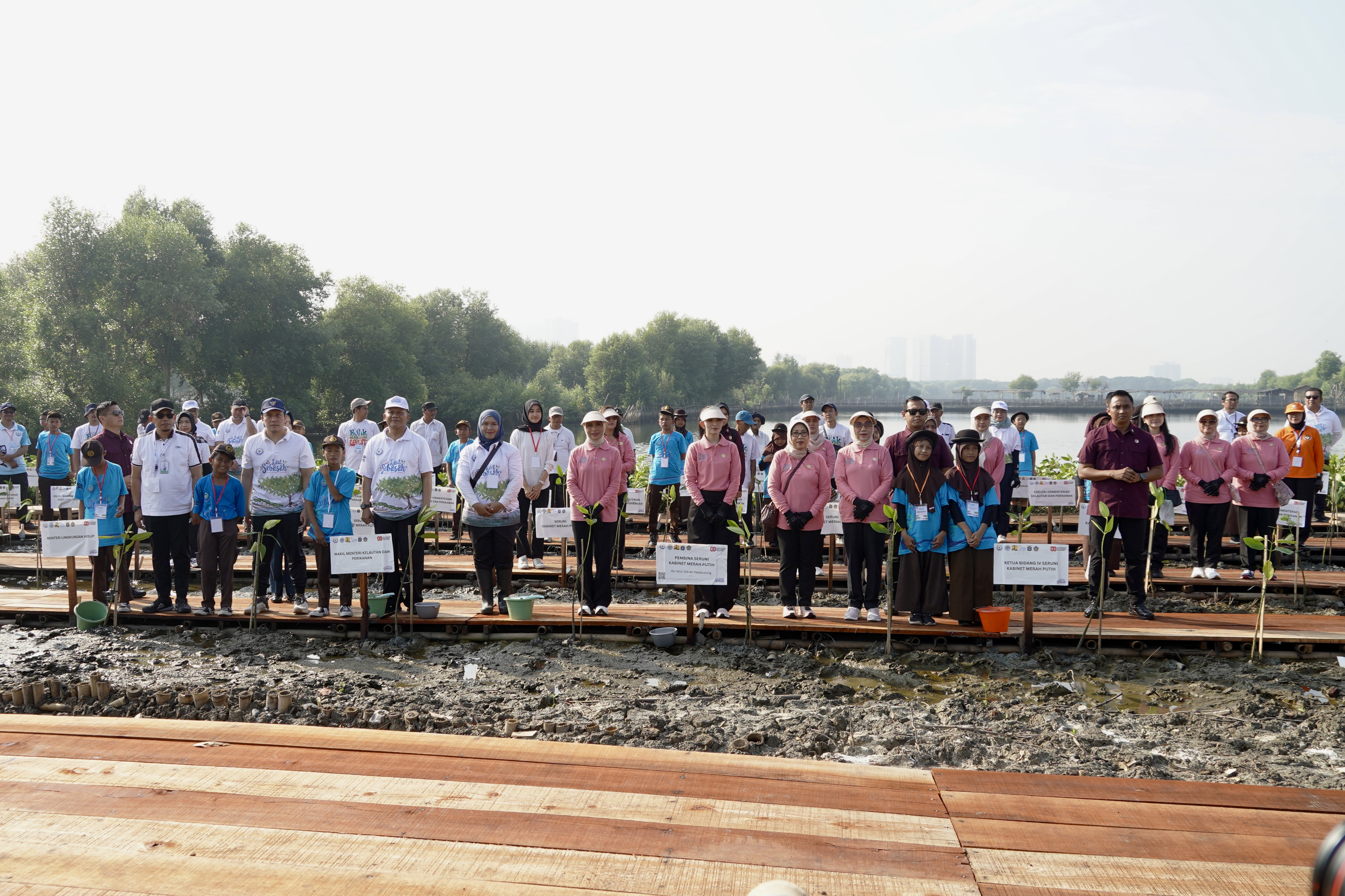 Kick-Off Program Laut Sehat Bebas Sampah dan Groundbreaking Pengembangan Kawasan Mangrove Nasional Kamal Muara, Jakarta (6/8).