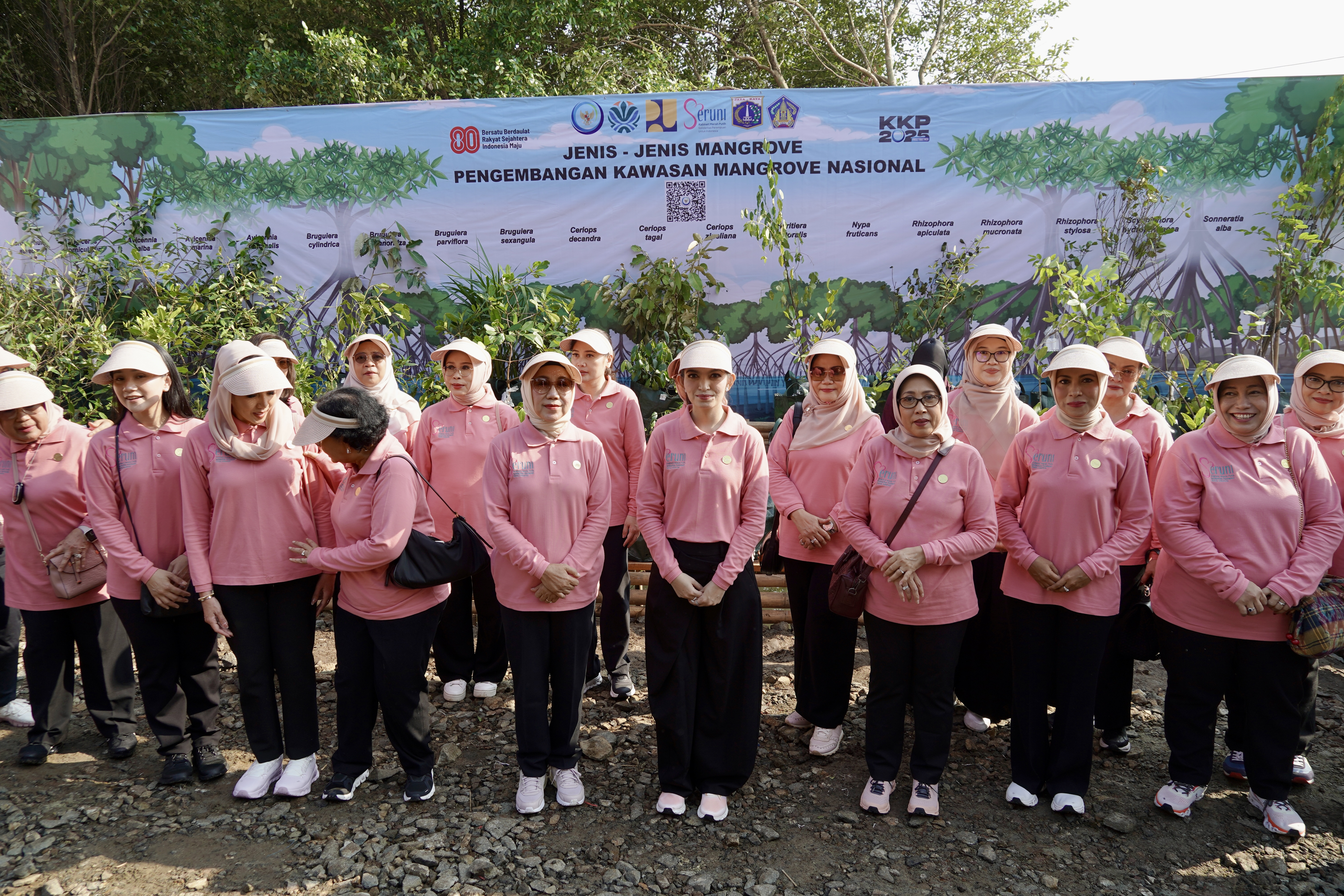 Kick-Off Program Laut Sehat Bebas Sampah dan Groundbreaking Pengembangan Kawasan Mangrove Nasional Kamal Muara, Jakarta (6/8).