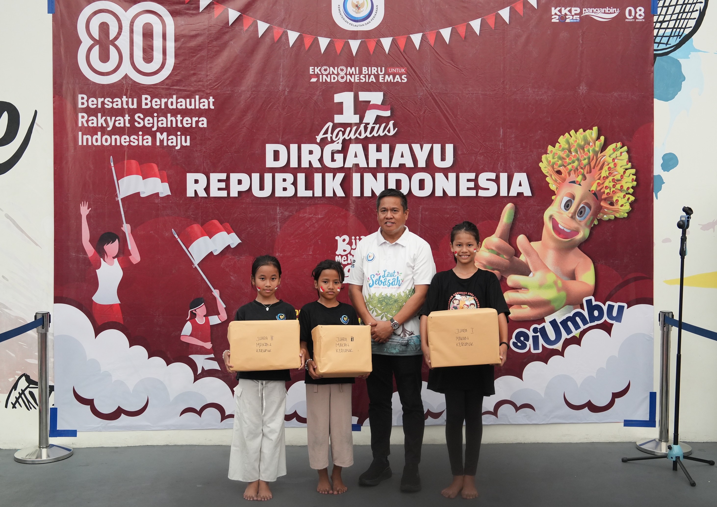 Keseruan lomba memperingati Dirgahayu ke-80 Republik Indonesia, Jakarta (17/8).