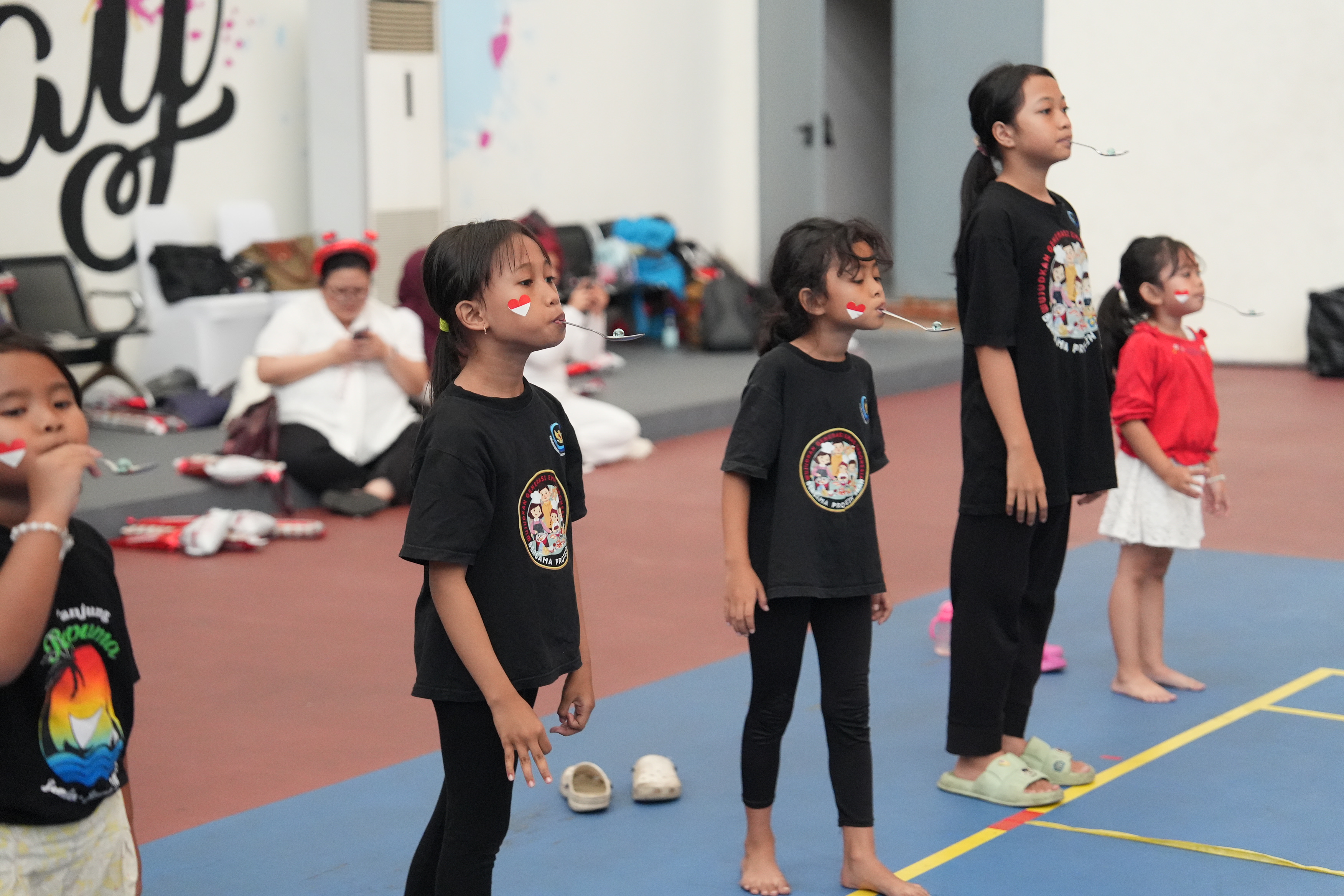 Keseruan lomba memperingati Dirgahayu ke-80 Republik Indonesia, Jakarta (17/8).
