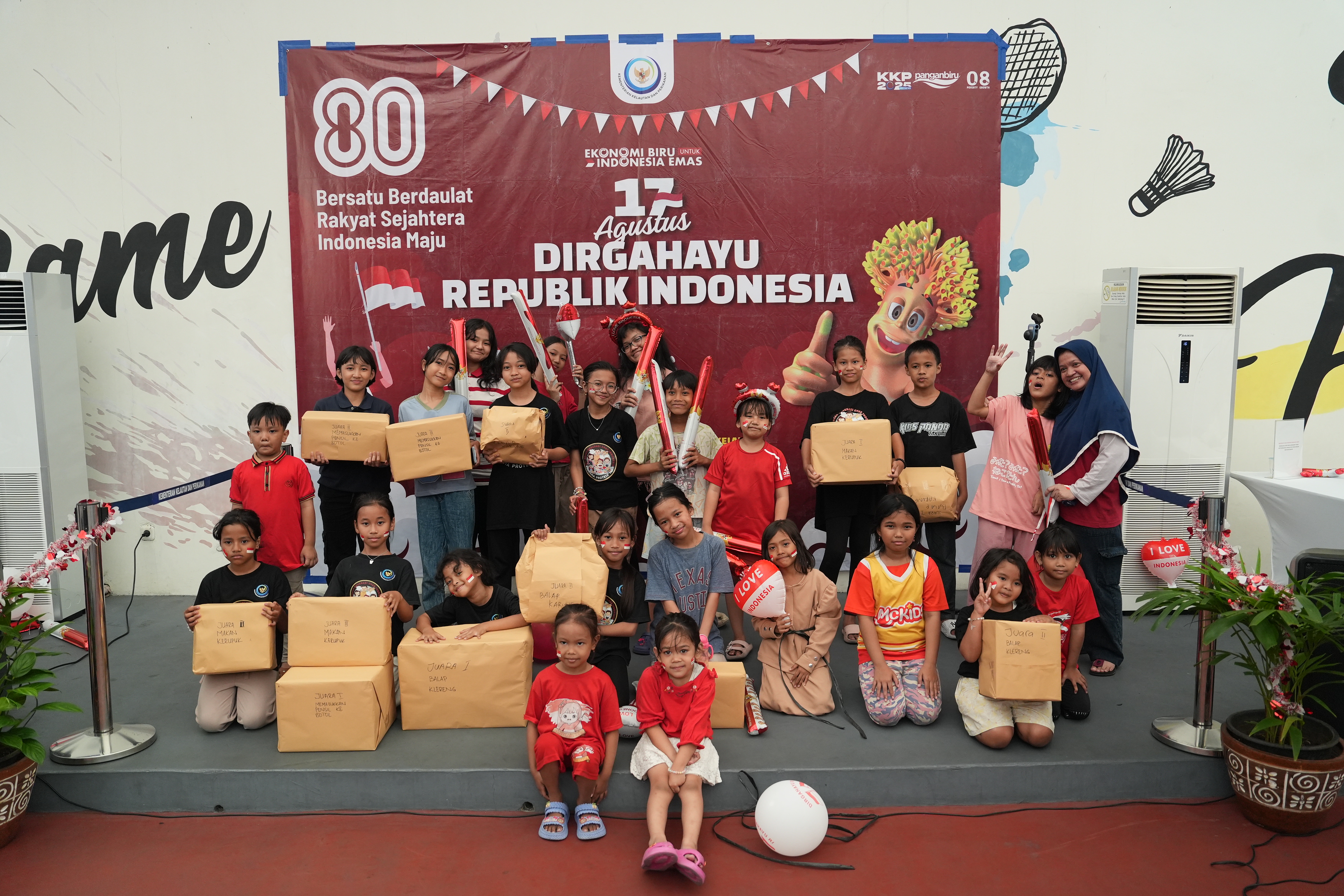 Keseruan lomba memperingati Dirgahayu ke-80 Republik Indonesia, Jakarta (17/8).