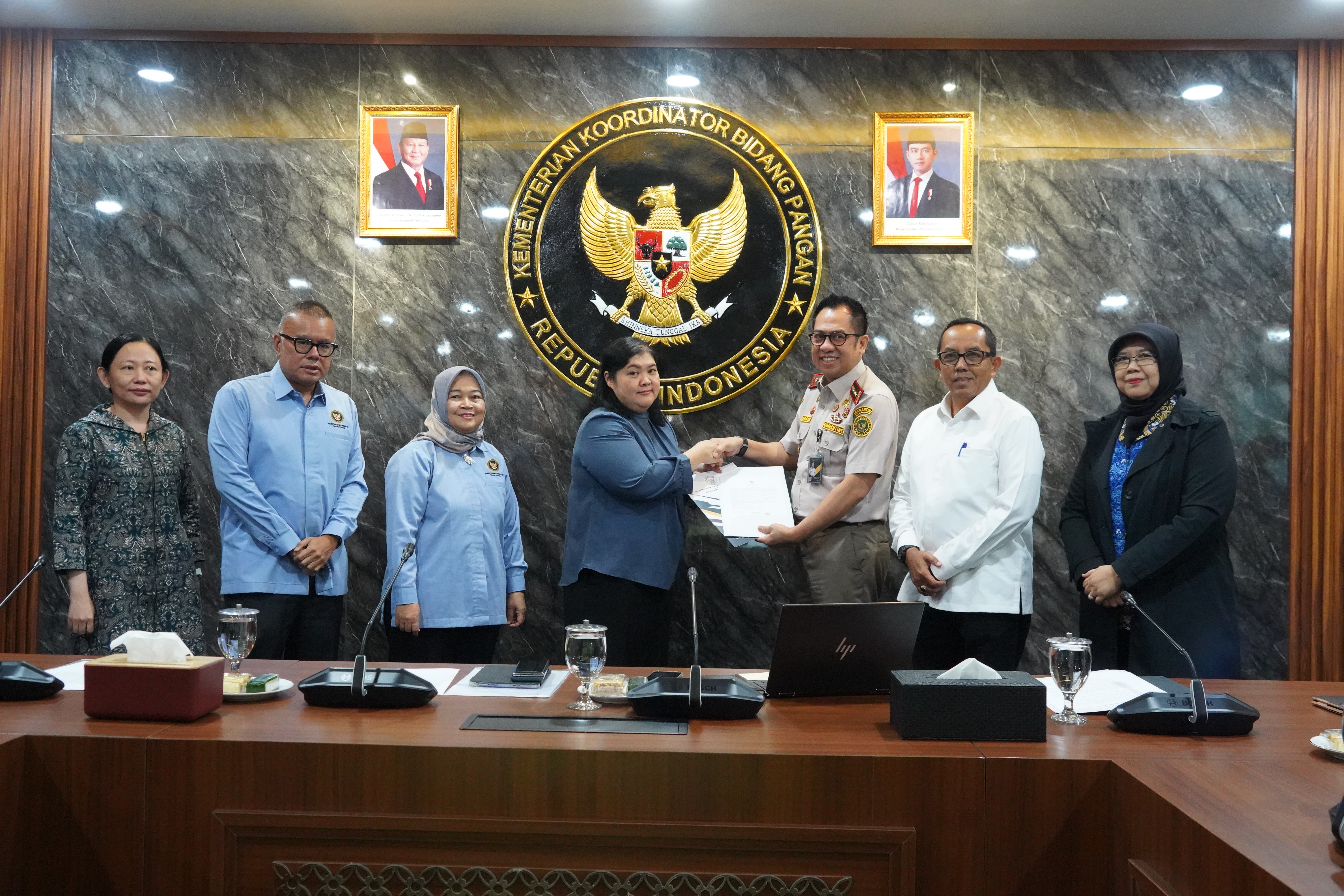 Penyerahan Sertifikat Pelepasan Produk udang yang telah Lolos Uji Mutu dan Radionuklida CS-137