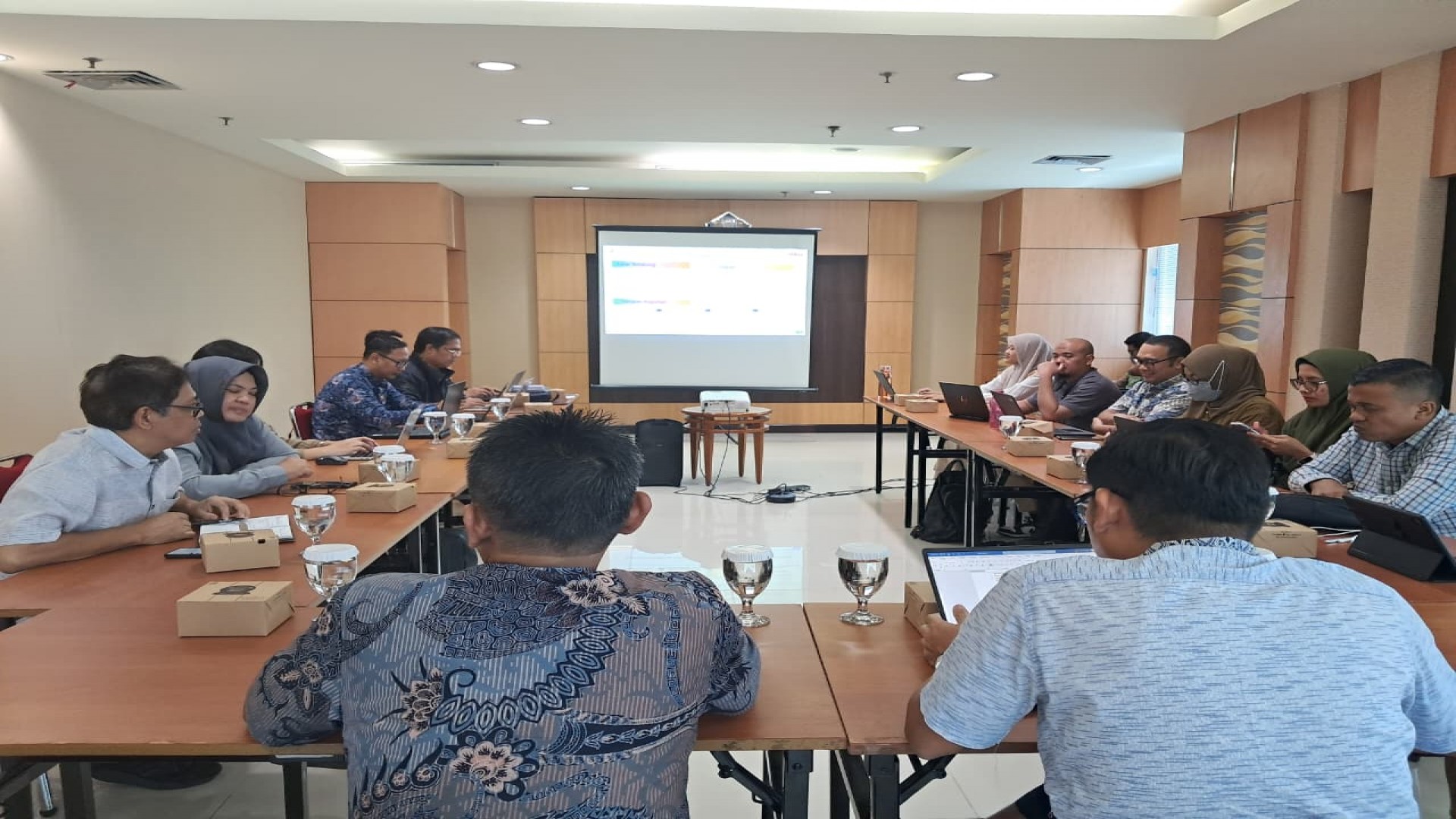 Tim Sinergi Pengawasan PNBP Sektor Kelautan dan Perikanan (Inspektorat Jenderal KKP, Inspektorat Jenderal Kementerian Keuangan, Direktorat Jenderal Perikanan Tangkap, dan Satuan Tugas Khusus (Satgasus) Optimalisasi Penerimaan Negara POLRI Melaksanakan Rapat Koordinasi Persiapan Uji Petik Lapangan di PPS Belawan dan PPS Bitung di Ruang Rapat Inspektur V Itjen Kementerian Keuangan.